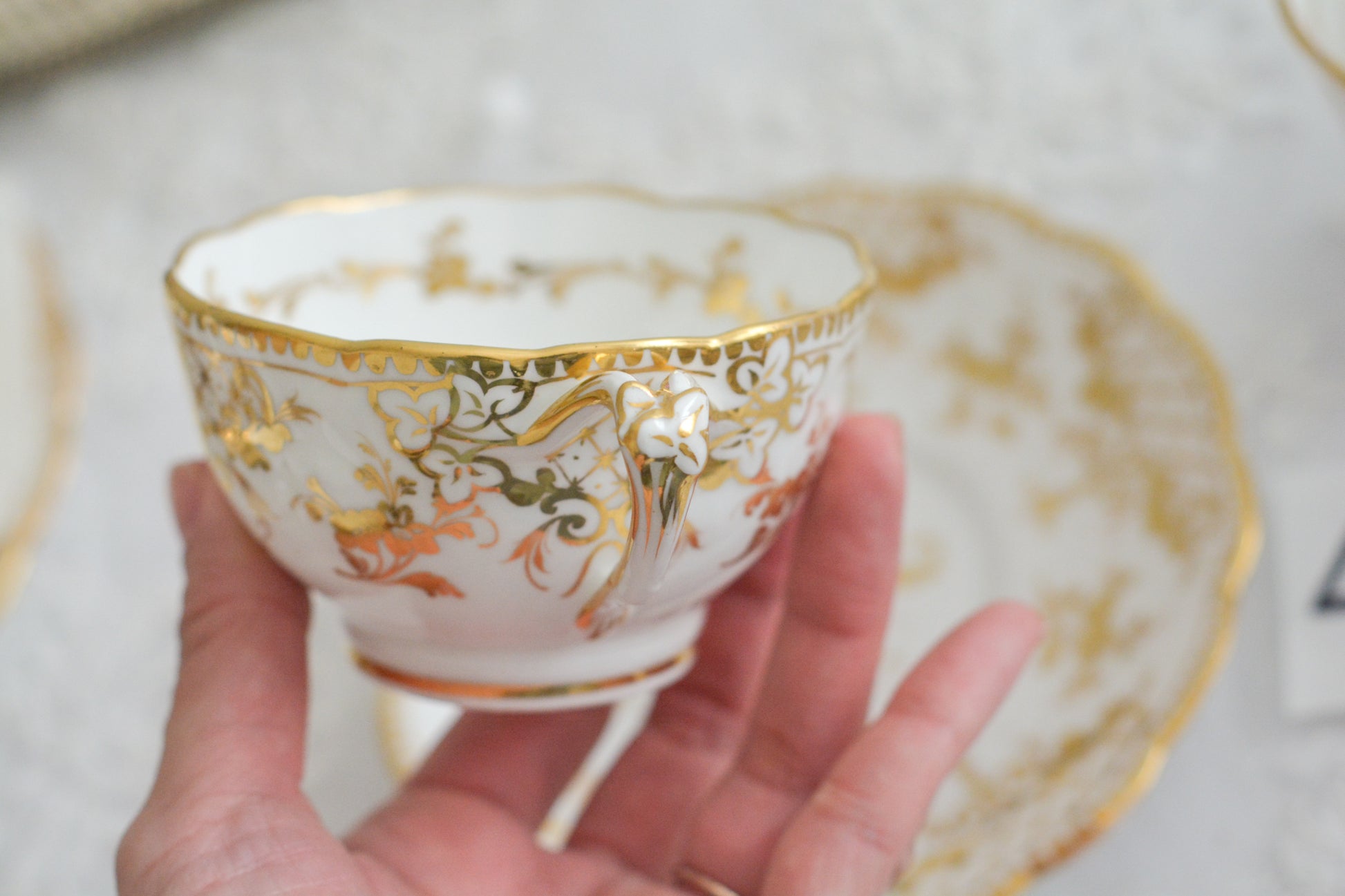 リッジウェイのFoliage Shapeのトゥルートリオ。ハンドル部分には葉っぱの模様がついていてとても可愛らしいシェイプです。白磁に金彩の模様がとても豪華でリッジウェイらしい作品です。トゥルートリオは、ティーカップ、コーヒーカップ、ソーサーのセットでヴィクトリア時代の初期頃まではトリオといえばこちらが主流でした。今ではとても貴重になっています。紅茶もコーヒーも楽しめるのがいいですね。