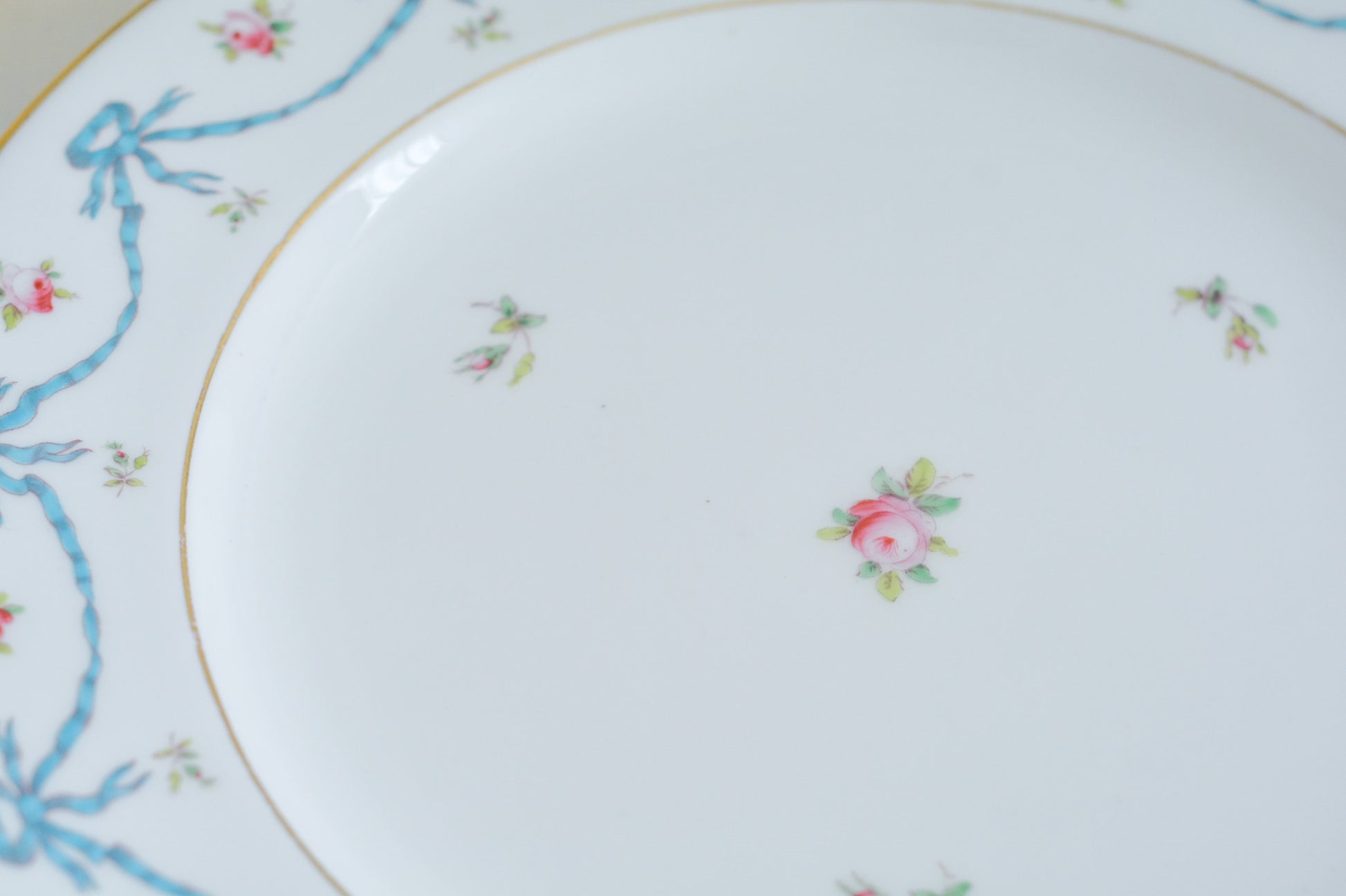 コールポートの可愛らしいディナープレート。水色のリボンと薔薇のガーランドのようなデザインがとても愛らしいです。サービングプレートとしても、ディナープレートとしてもお使いいただけます。ワンプレートランチにお使いいただいても素敵ですね。