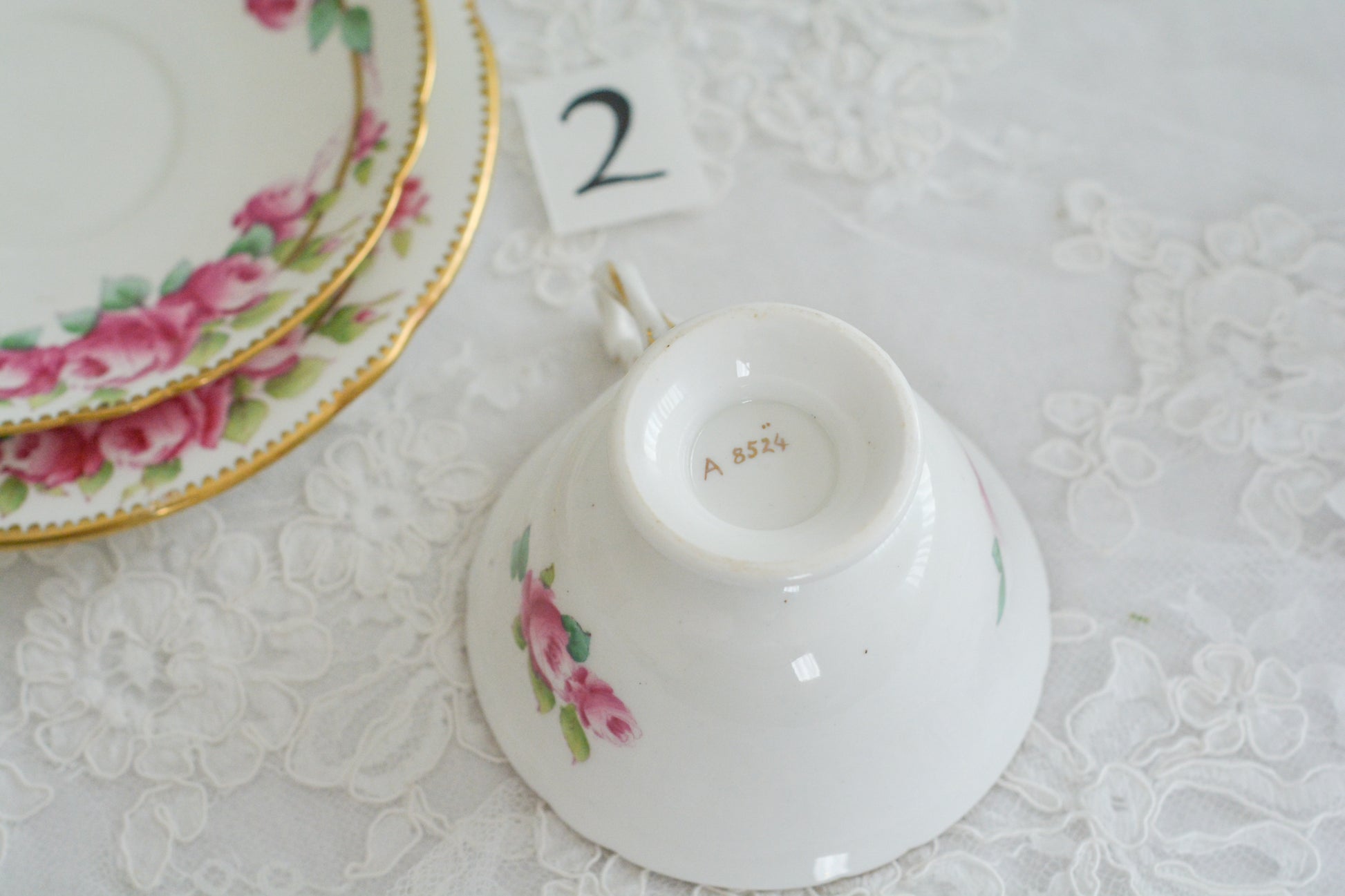 シェリーの美しいティートリオがやってきました。ハンドペイントで描かれたバラが大変華やかです。やはりハンドペイントは立体感があり美しいなと思います。ハンドルも凝った作りで細部まで美しい。春のティータイムのテーブルコーディネートに花を添えてくれますよ。イースターのコーディネートにもぜひ。