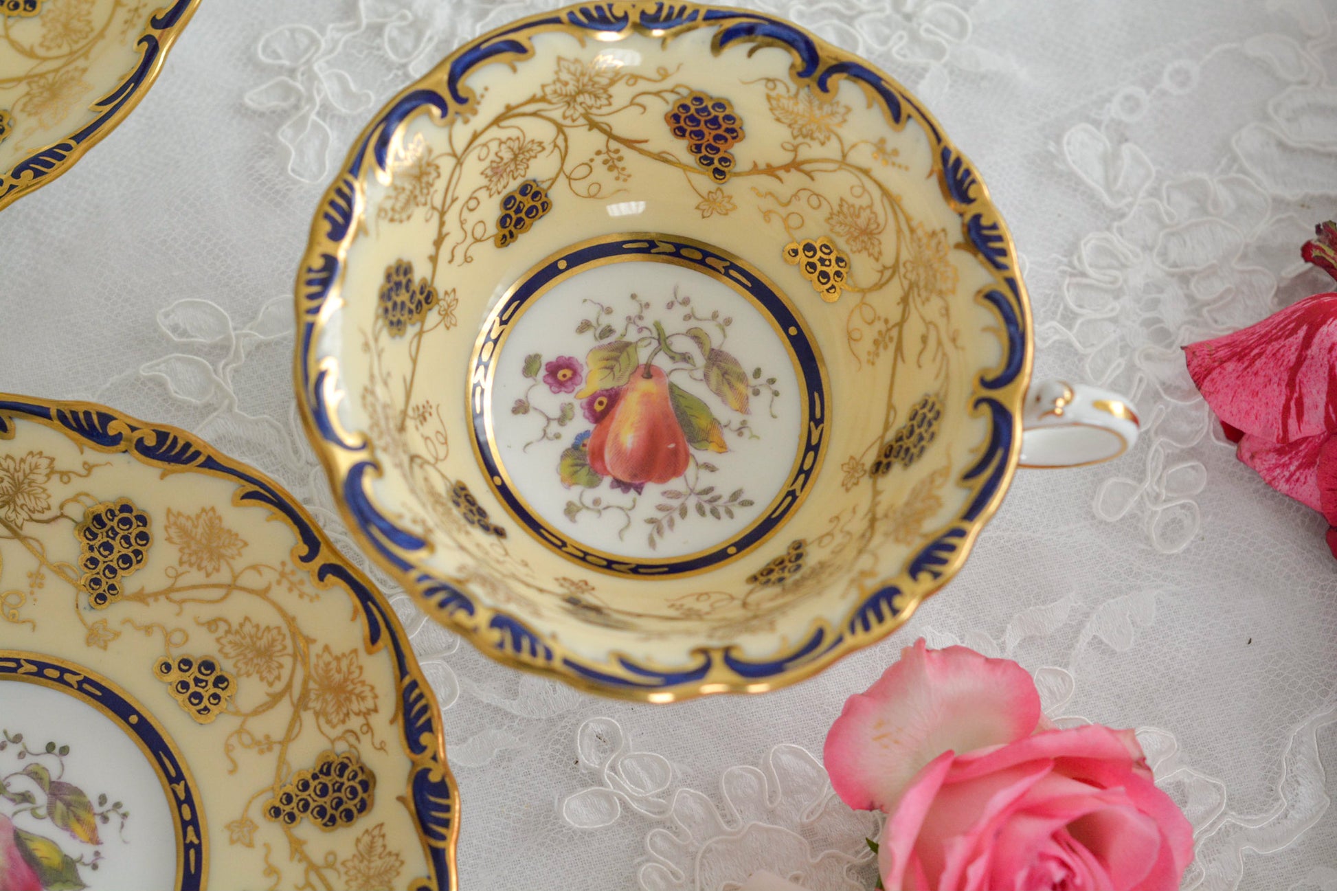 コールポートの1800年代の作品のリバイバルシリーズのオールドコールポートシリーズ。色々なお品がリバイバルされています。こちらはアデレードシェイプのリバイバル。ハンドルはアデレードシェイプハンドルではなくリングハンドルで、素磁も厚めに作られています。ロココリバイバルスタイルの優雅なデザインが美しいです。葡萄やフルーツ、お花の模様が大変豪華で美しいお品です。