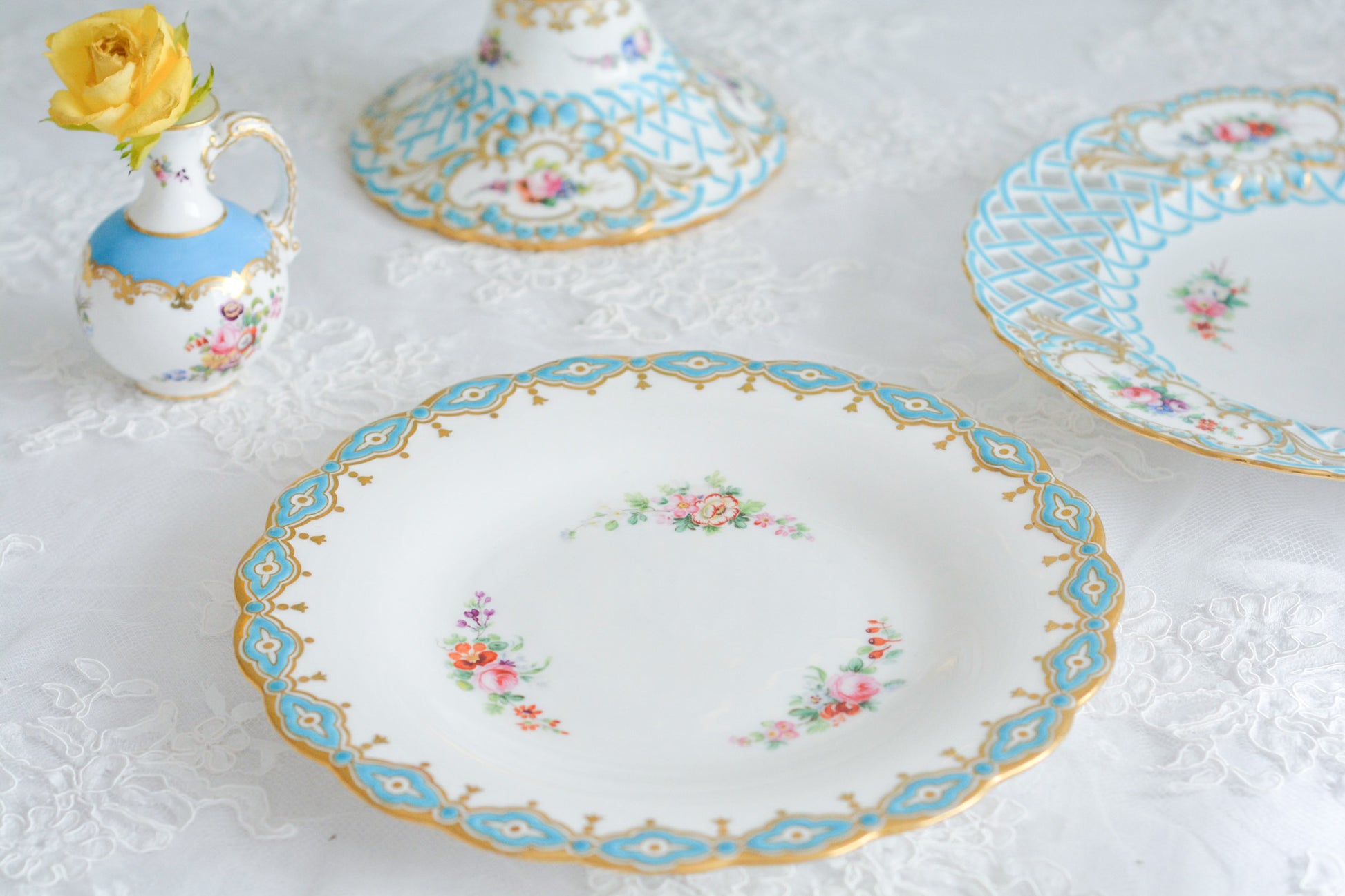 ミントンブルーが際立つ花々が美しいプレート。ハンドペイントで丁寧に描かれた花々が大変美しいです。縁に描かれたミントンブルーの模様がどんなものを盛り付けても引き立ててくれるデザインです