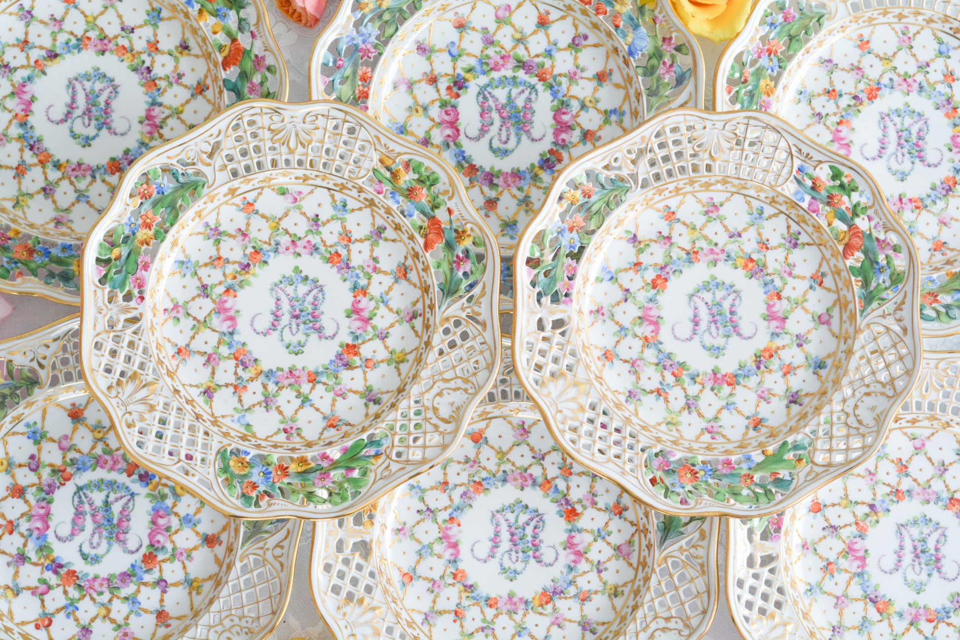 オーストリアの「国の母」とたたえられたハプスブルグ家の女帝「マリア・テレジア」。のちにフランス国王ルイ16世に嫁いだマリー・アントワネットの母でもあります。その名前にふさわしく、また、ウィーンの煌びやかな芸術や宮殿を思わせるような華やかで美しい世界観のプレートです。カール・ティーメの素晴らしいハンドペイントの絵付けをお楽しみください。