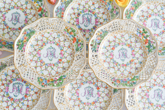 オーストリアの「国の母」とたたえられたハプスブルグ家の女帝「マリア・テレジア」。のちにフランス国王ルイ16世に嫁いだマリー・アントワネットの母でもあります。その名前にふさわしく、また、ウィーンの煌びやかな芸術や宮殿を思わせるような華やかで美しい世界観のプレートです。カール・ティーメの素晴らしいハンドペイントの絵付けをお楽しみください。