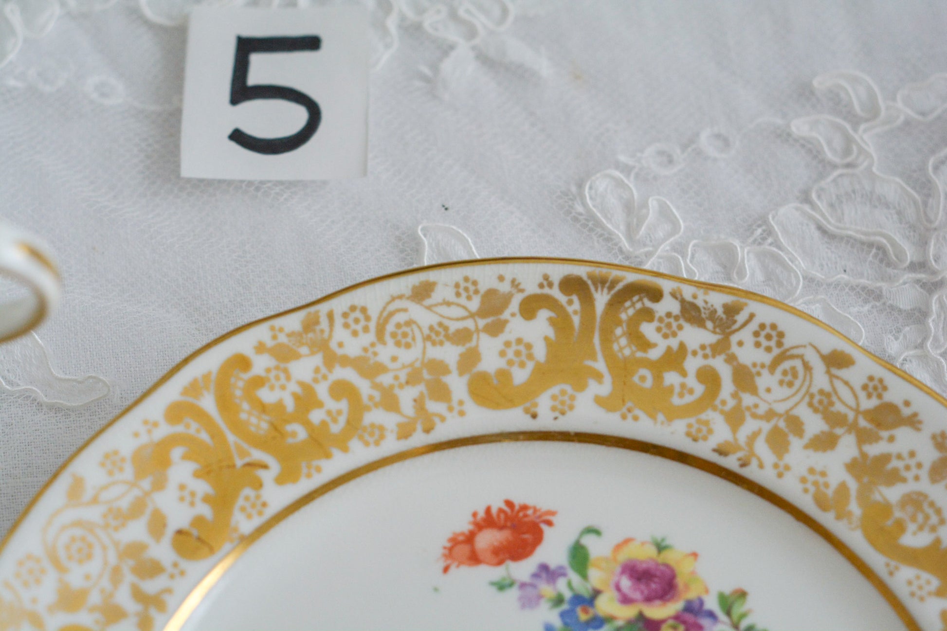 ハマースレイの豪華なティートリオとB&Bプレート。金彩の華やかな模様にブーケ柄のプリントが映えます。ハマースレイらしい優美なシェイプで、ティータイムに花を添えてくれるデザインです。それぞれ状態が異なりますので、プルダウンよりお選びください。ティートリオの④〜⑥はカップにヒビがあり、水漏れするため観賞用としてお勧めします。プレートはそれぞれお使いいただけます。