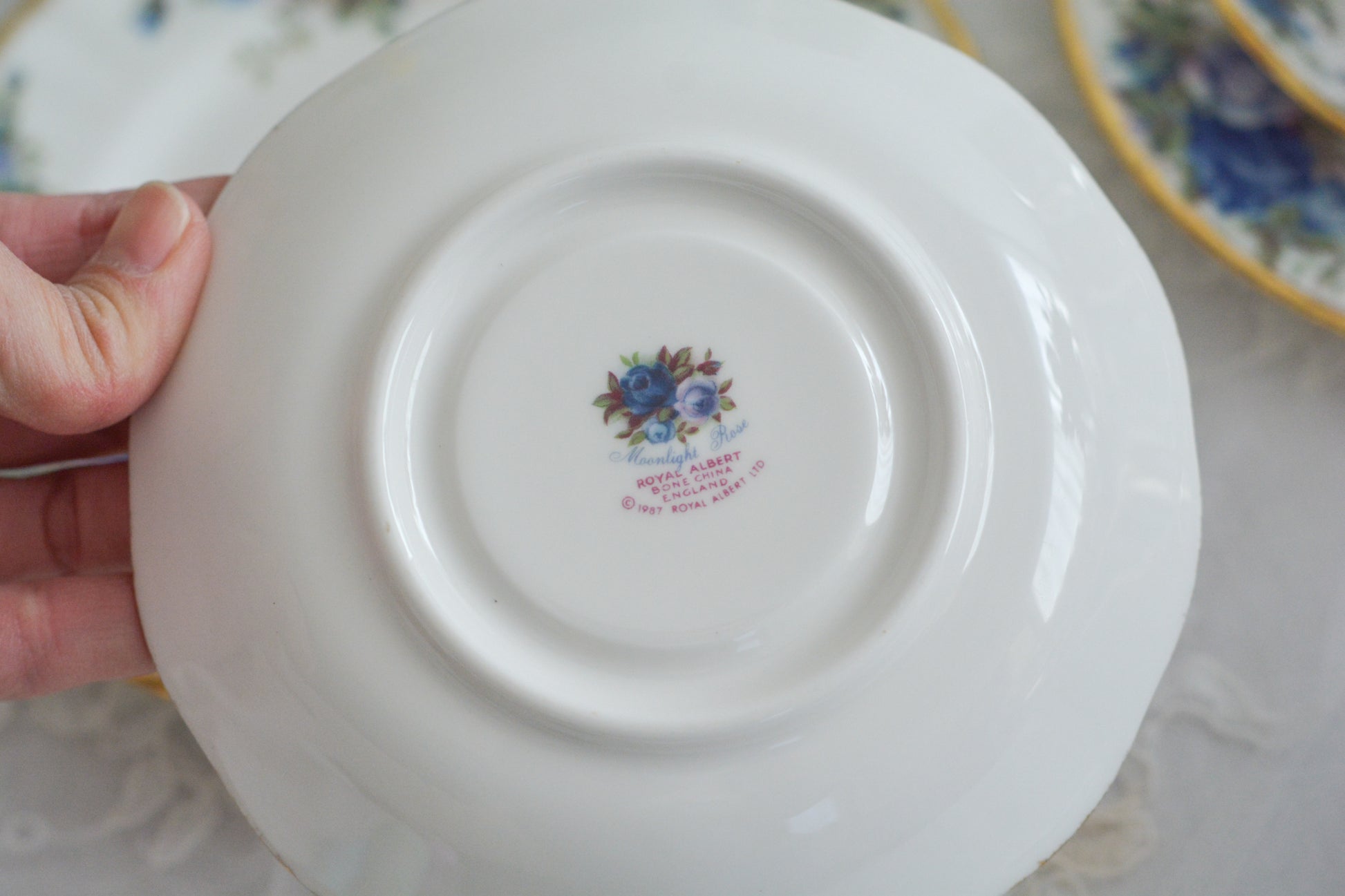 ブルーのバラが美しい、ロイヤルアルバートのムーンライトシリーズのティートリオです。オールドカントリーローズのブルーバージョンで、世界的に人気のあるシリーズです。英国湖水地方の庭園をイメージしたと言われる、美しい色合いがとても美しくティータイムを彩ります。こちらは全部で3点ございます。