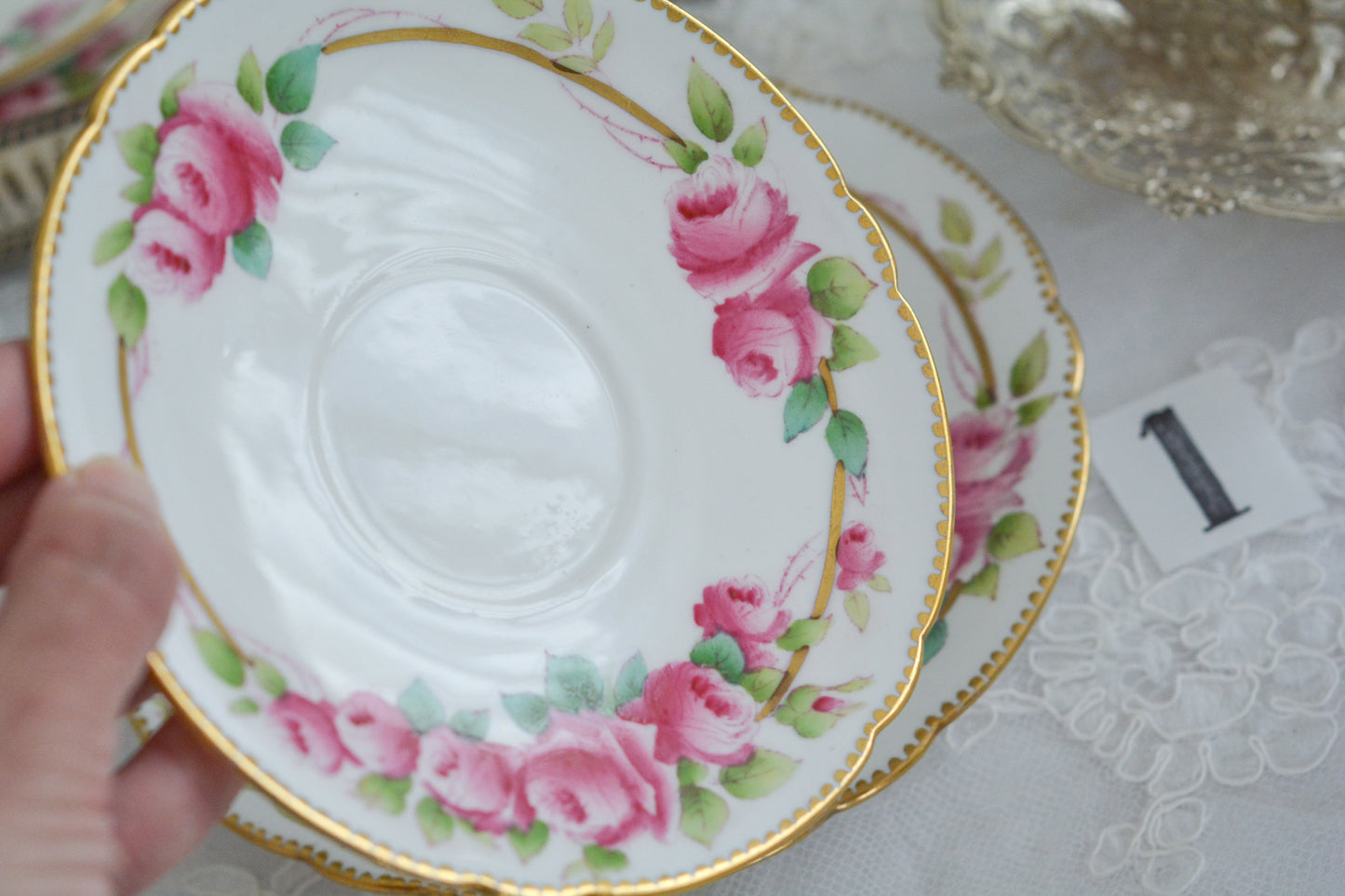 シェリーの美しいティートリオがやってきました。ハンドペイントで描かれたバラが大変華やかです。やはりハンドペイントは立体感があり美しいなと思います。ハンドルも凝った作りで細部まで美しい。春のティータイムのテーブルコーディネートに花を添えてくれますよ。イースターのコーディネートにもぜひ。