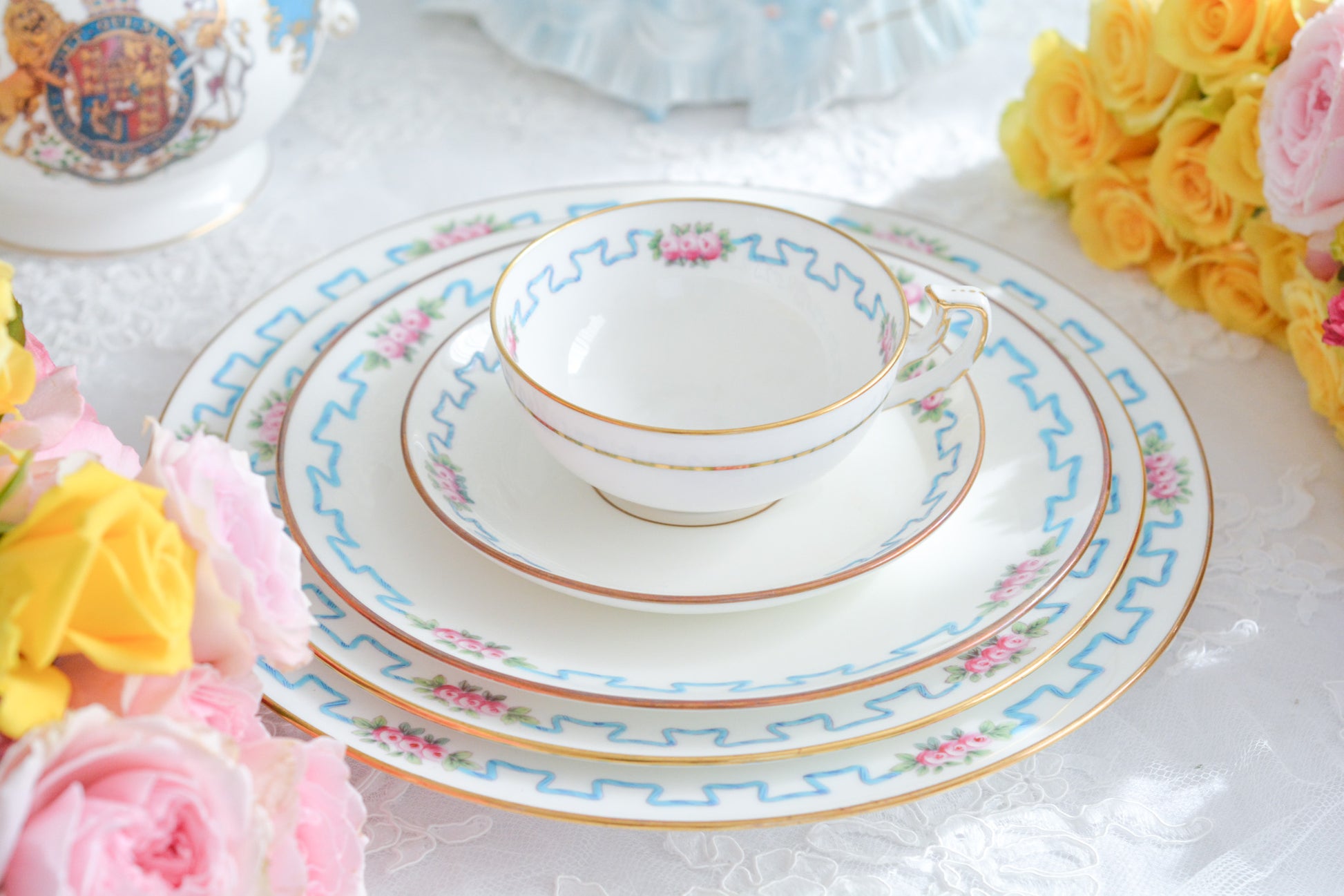 ミントンブルーのリボンに可憐な薔薇の模様が可愛らしいティーセット。カップ&ソーサー、サイドプレート、ランチョンプレート、ディナープレートのお得なセットで、どのシーンにも対応できるセットです。お茶やお食事などこのセットでお楽しみください。大きなプレートはサービングプレートとしても活躍します