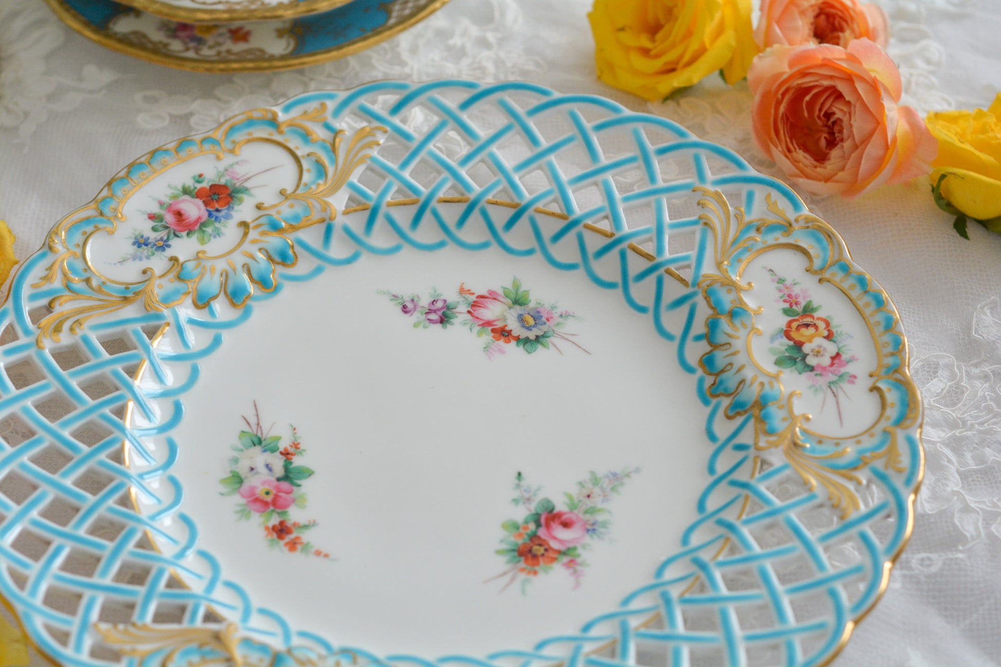 英国アンティークの中でも特に貴重なミントン8800番プレート。ミントンブルーの格子模様に、ハンドペイントの花々が大変美しいミントンの至宝のプレートです。