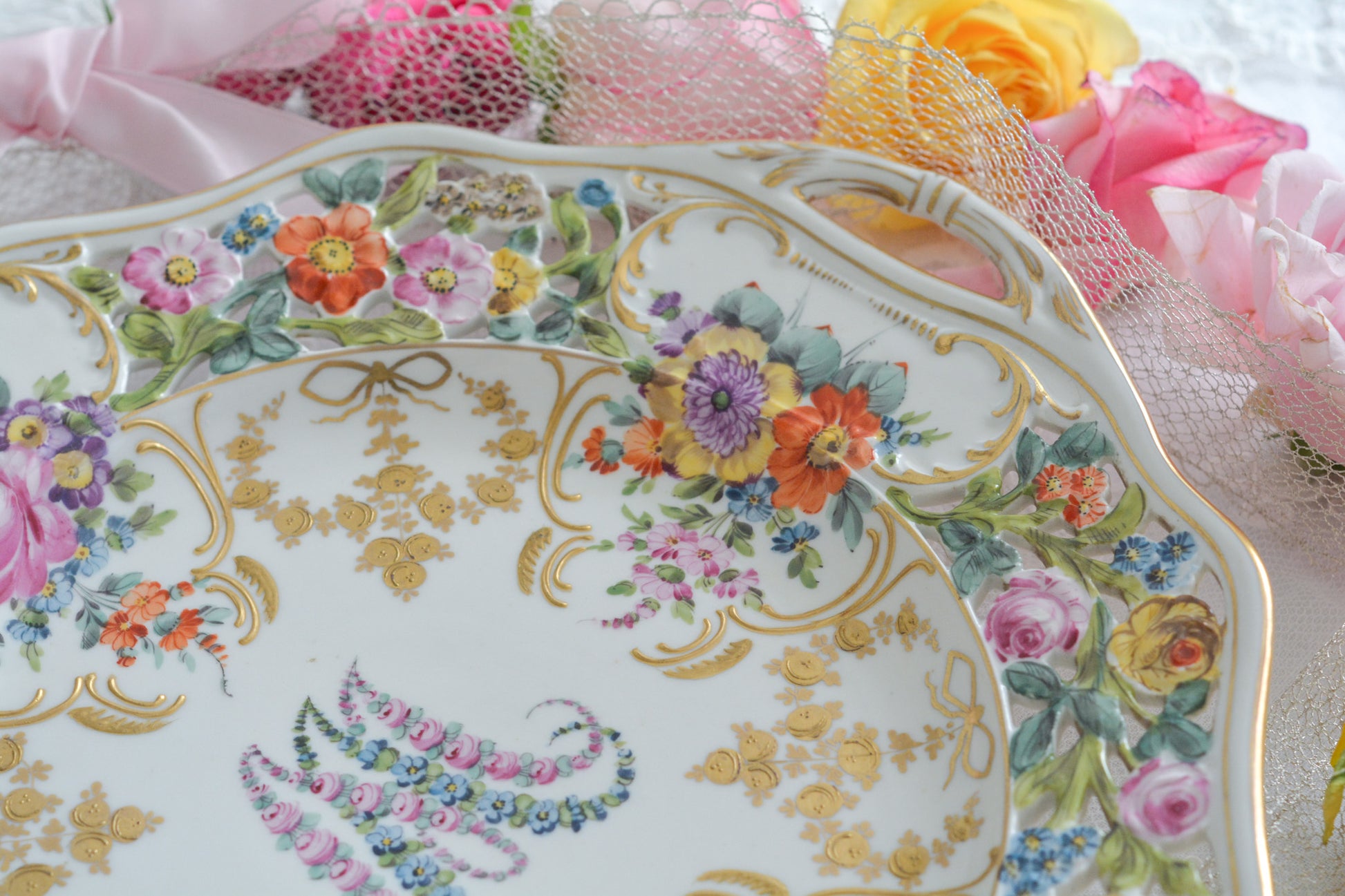 花文字でマリーアントワネットのMとAが描かれた、カール・ティーメ工房の美しいプレートです。全てハンドペイントで絵付けされていて、見れば見るほど引き込まれるお品で、テーブルコーディネートの主役になるプレートです。金彩部分も本当に美しく、リボンもとても可愛らしいですね。