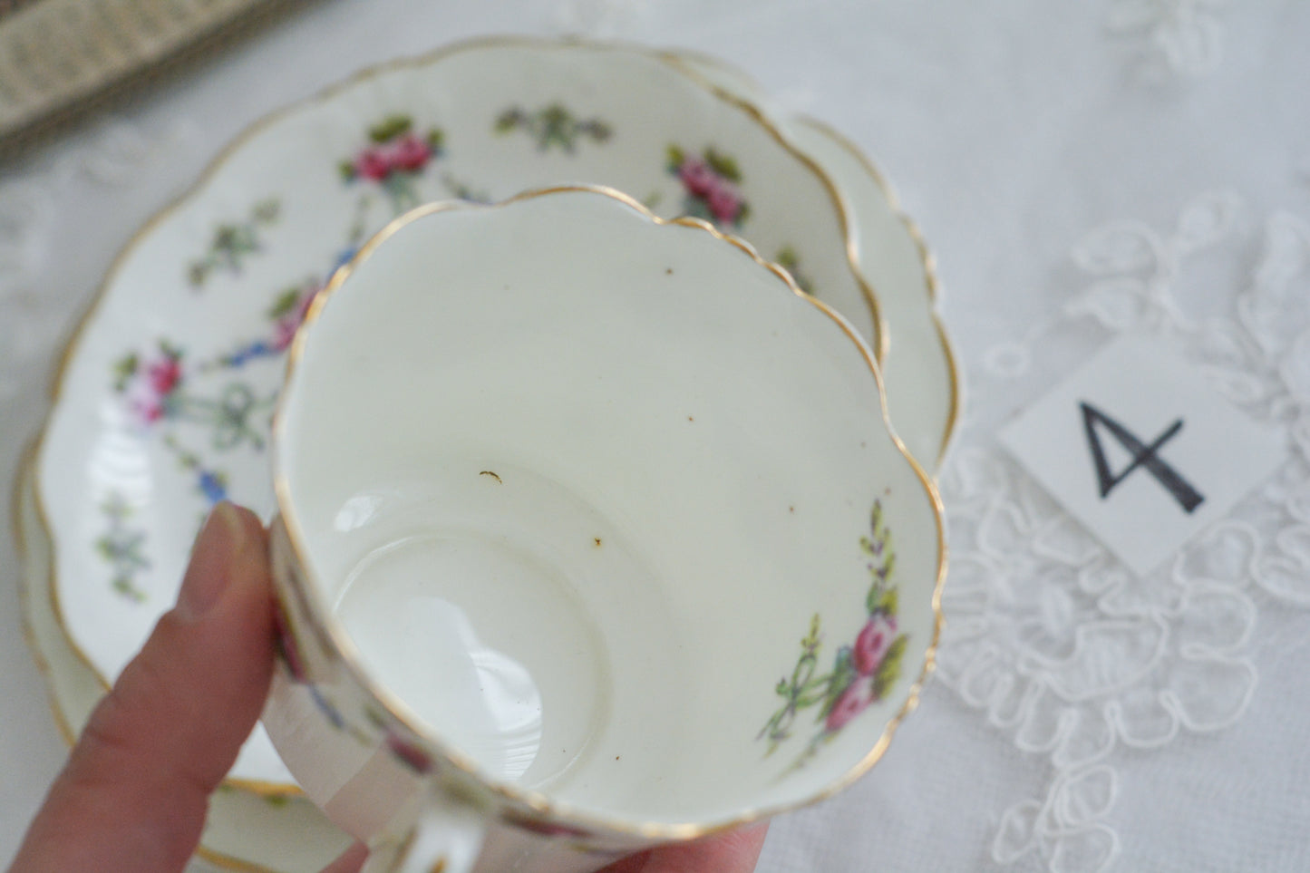 コリンウッドのリボンにバラのガーランドがとっても可愛らしいティートリオ、ミルクジャグ、スロップボウル、デザートプレートがやってきました!ハンドペイントで色つけされたバラやリボンを眺めているだけで気持ちが上向きになる可愛らしさです。ぜひ春のティータイムに。プルダウンから、単品ご選択頂けます