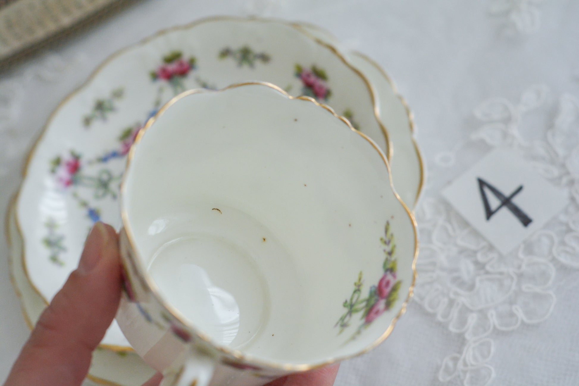 コリンウッドのリボンにバラのガーランドがとっても可愛らしいティートリオ、ミルクジャグ、スロップボウル、デザートプレートがやってきました!ハンドペイントで色つけされたバラやリボンを眺めているだけで気持ちが上向きになる可愛らしさです。ぜひ春のティータイムに。プルダウンから、単品ご選択頂けます