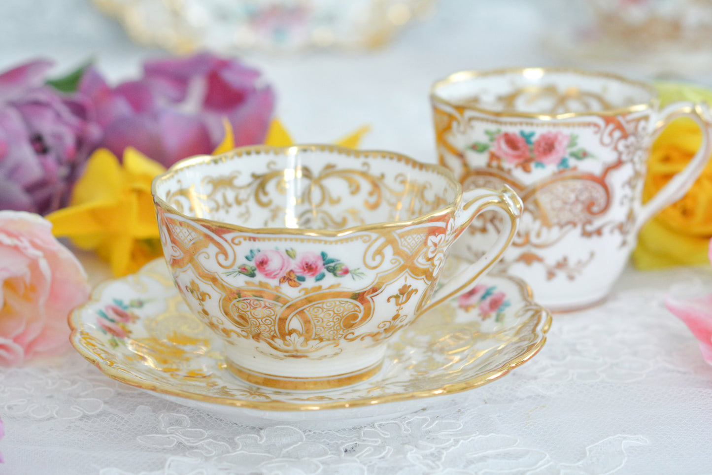 リッジウェイのフォリエージシェイプ(Foliage Shape)のトゥルートリオ。ハンドル部分には葉っぱの模様がついていてとても可愛らしいシェイプです。フォリエージシェイプもさまざまな絵柄やカラーがあります。こちらもリッジウェイらしい、力強く、豪華な作品で、とても存在感があります。トゥルートリオは、ティーカップ、コーヒーカップ、ソーサーのセットでヴィクトリア時代の初期頃まではトリオといえばこちらが主流でした。今ではとても貴重になっています。紅茶もコーヒーも楽しめるのがいいですね。