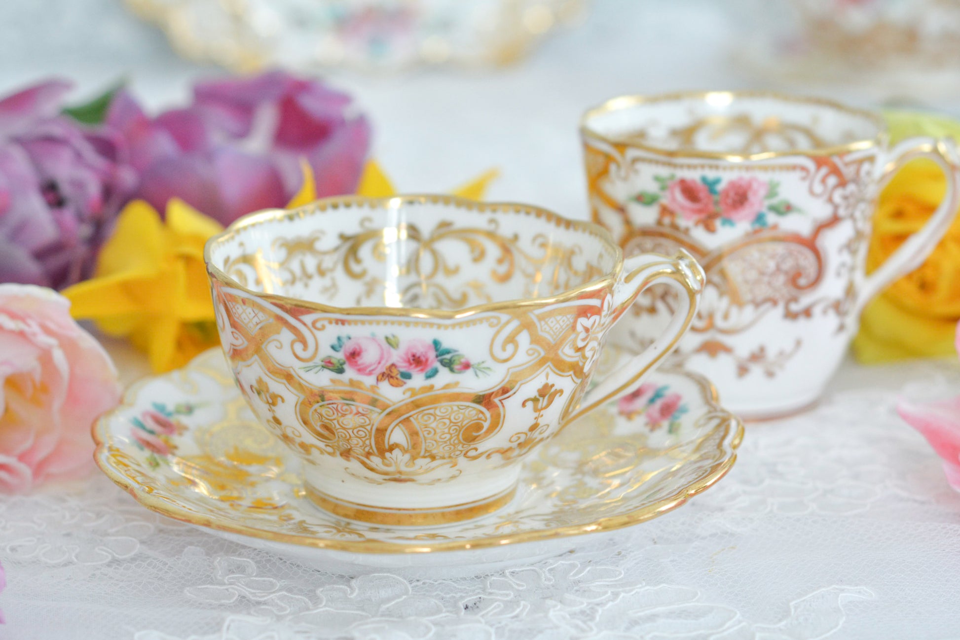 リッジウェイのフォリエージシェイプ(Foliage Shape)のトゥルートリオ。ハンドル部分には葉っぱの模様がついていてとても可愛らしいシェイプです。フォリエージシェイプもさまざまな絵柄やカラーがあります。こちらもリッジウェイらしい、力強く、豪華な作品で、とても存在感があります。トゥルートリオは、ティーカップ、コーヒーカップ、ソーサーのセットでヴィクトリア時代の初期頃まではトリオといえばこちらが主流でした。今ではとても貴重になっています。紅茶もコーヒーも楽しめるのがいいですね。