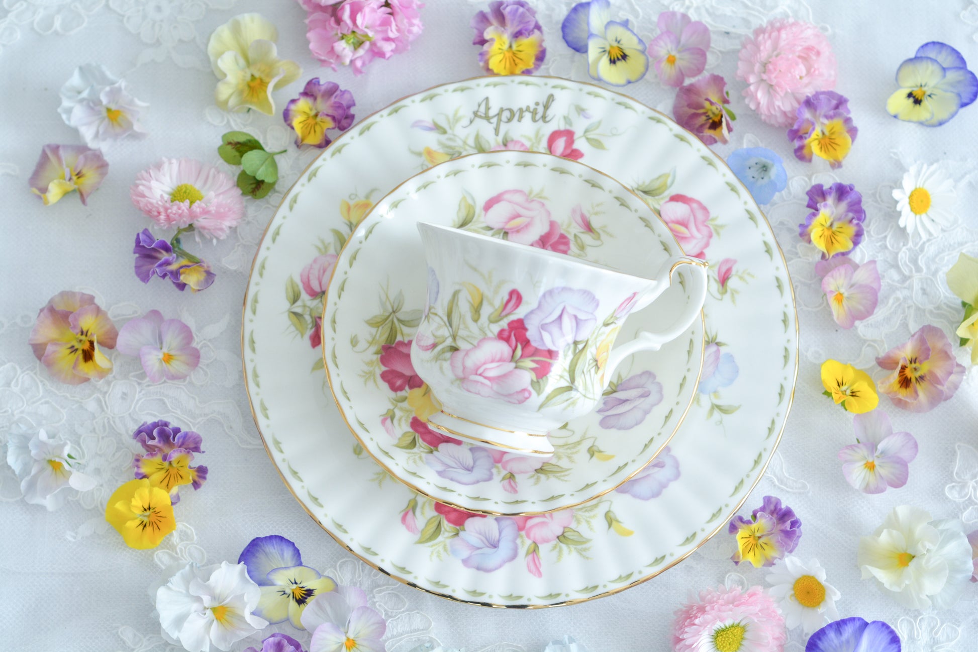 ロイヤルアルバートの人気シリーズの一つ、「フラワーオブマンス」1月から12月までそれぞれの季節のお花がモチーフのシリーズで、ついつい集めたくなってしまう魅力があります。今回ご紹介するのは、4月(April)。4月のお花はスイトピーです。春らしい明るいカラーでとても可愛らしいお品。貴重なトリオとなっております。4月生まれの方はもちろん、コレクションしてらっしゃる方、お探しの方もぜひ。