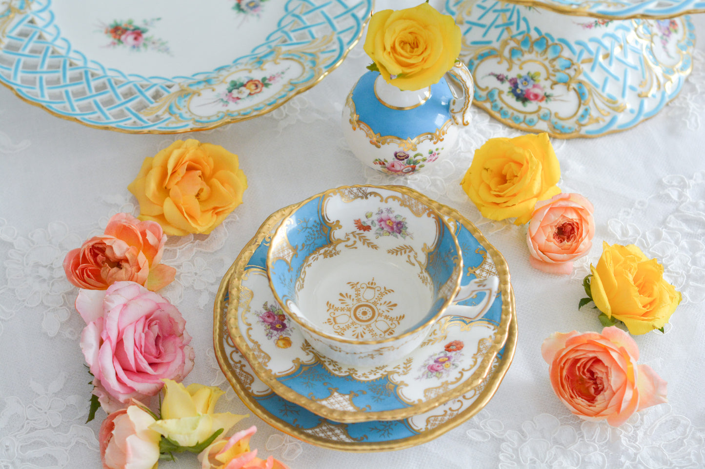 英国アンティーク、コールポートの代表作馬ットウィングシリーズの幻のカラーと言われるターコイズブルーのティートリオ。キラキラと宝石のように輝く美しいカップです。