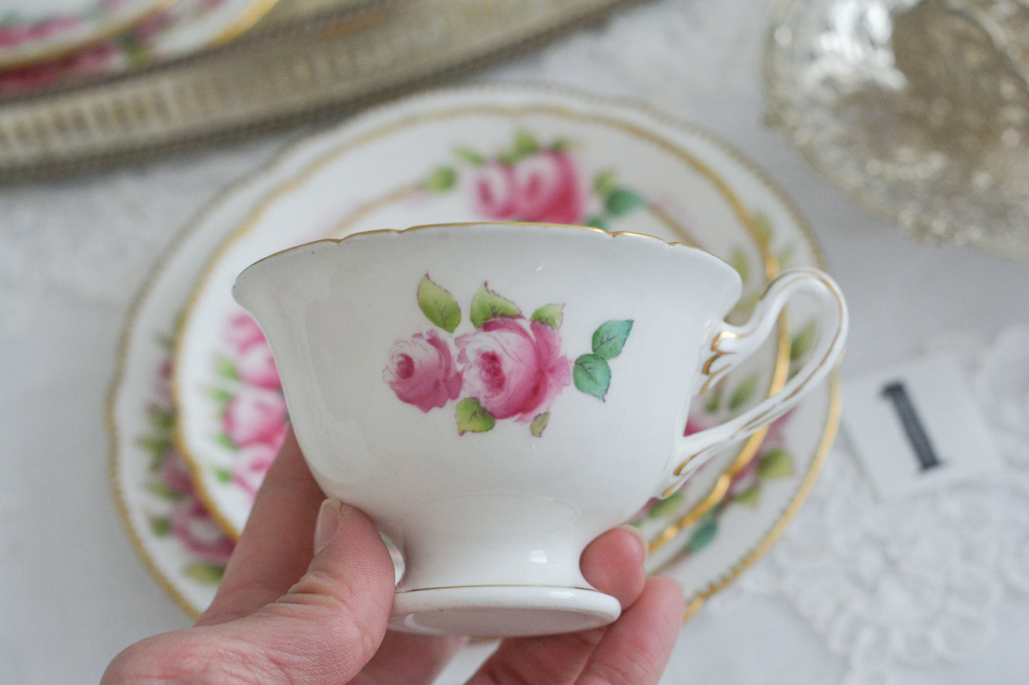 シェリーの美しいティートリオがやってきました。ハンドペイントで描かれたバラが大変華やかです。やはりハンドペイントは立体感があり美しいなと思います。ハンドルも凝った作りで細部まで美しい。春のティータイムのテーブルコーディネートに花を添えてくれますよ。イースターのコーディネートにもぜひ。