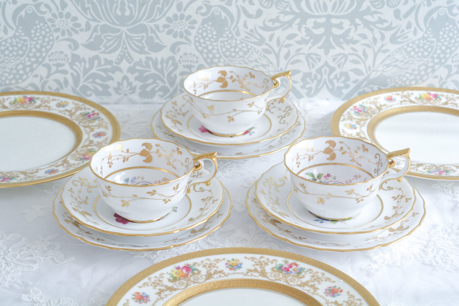 スポードの洗練されたデザインに、ハンドペイントで描かれた花々が大変美しいティートリオです。現代のテーブルにもマッチし、華やかにしてくれます。お花はハンドペイントで描かれているため一つ一つ違い、並べるとそれぞれのお花を見ることができてお話も盛り上がりそうです。