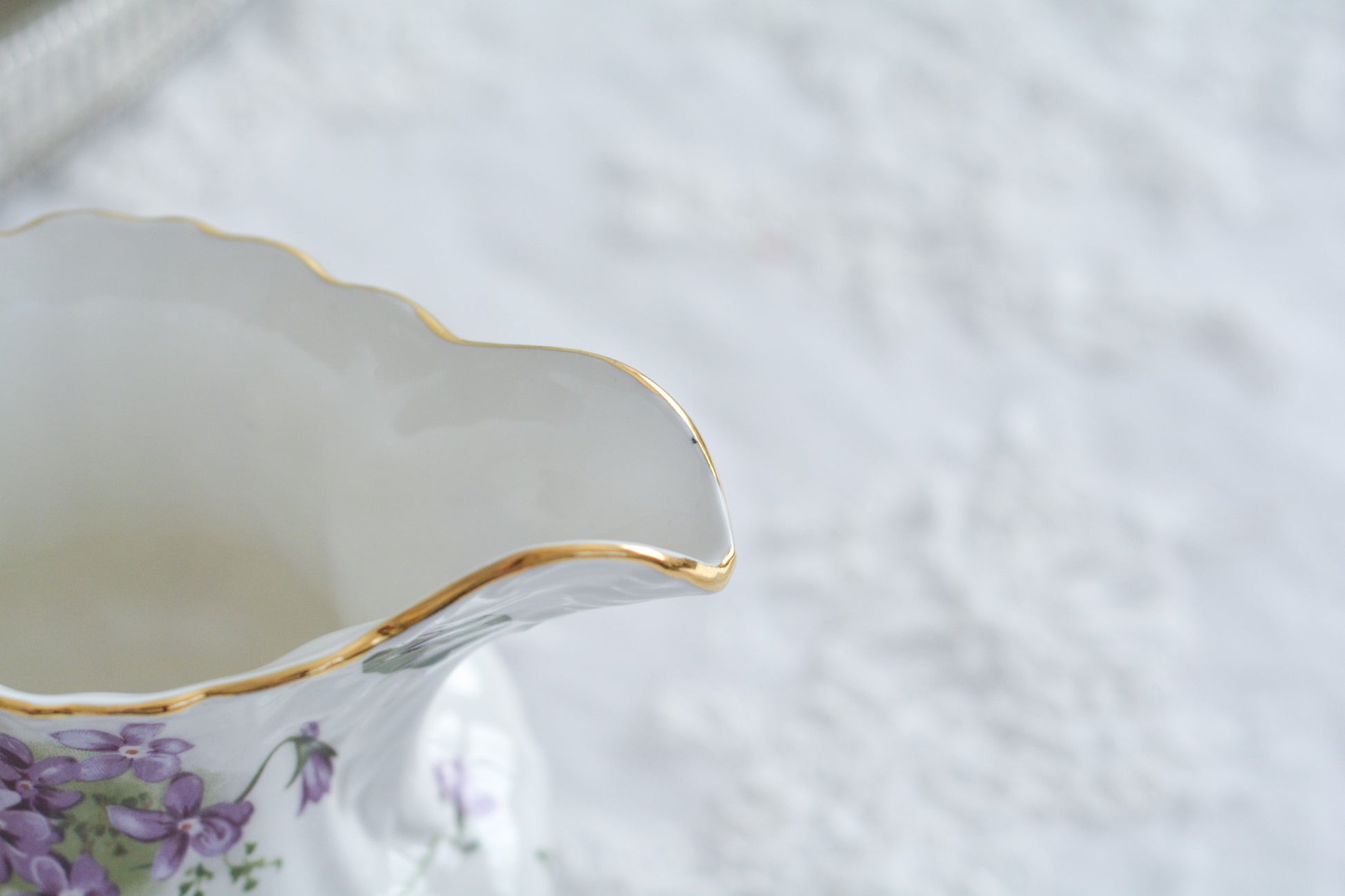 英国ヴィンテージ、ハマースレイの大きなミルクジャグ。人気のヴィクトリアンバイオレットのお品です。とても可憐で優美なデザイン。Rose Antiquesはコールポートをはじめ、英国アンティーク、ヴィンテージの食器をご紹介しています。