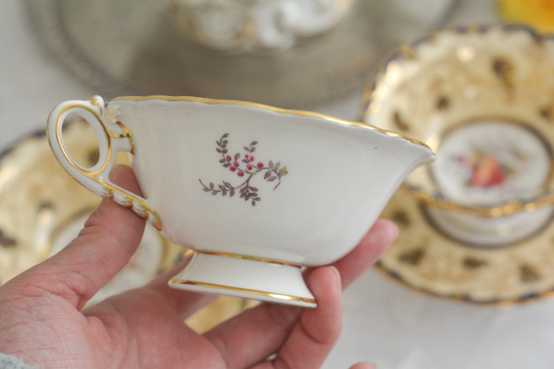 コールポートの1800年代の作品のリバイバルシリーズのオールドコールポートシリーズ。色々なお品がリバイバルされています。こちらはアデレードシェイプのリバイバル。ハンドルはアデレードシェイプハンドルではなくリングハンドルで、素磁も厚めに作られています。ロココリバイバルスタイルの優雅なデザインが美しいです。葡萄やフルーツ、お花の模様が大変豪華で美しいお品です。