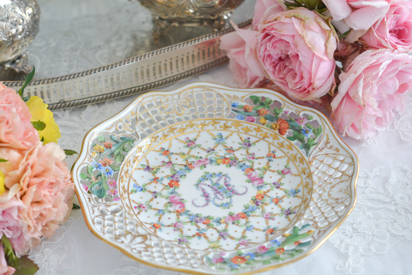 オーストリアの「国の母」とたたえられたハプスブルグ家の女帝「マリア・テレジア」。のちにフランス国王ルイ16世に嫁いだマリー・アントワネットの母でもあります。その名前にふさわしく、また、ウィーンの煌びやかな芸術や宮殿を思わせるような華やかで美しい世界観のプレートです。カール・ティーメの素晴らしいハンドペイントの絵付けをお楽しみください。