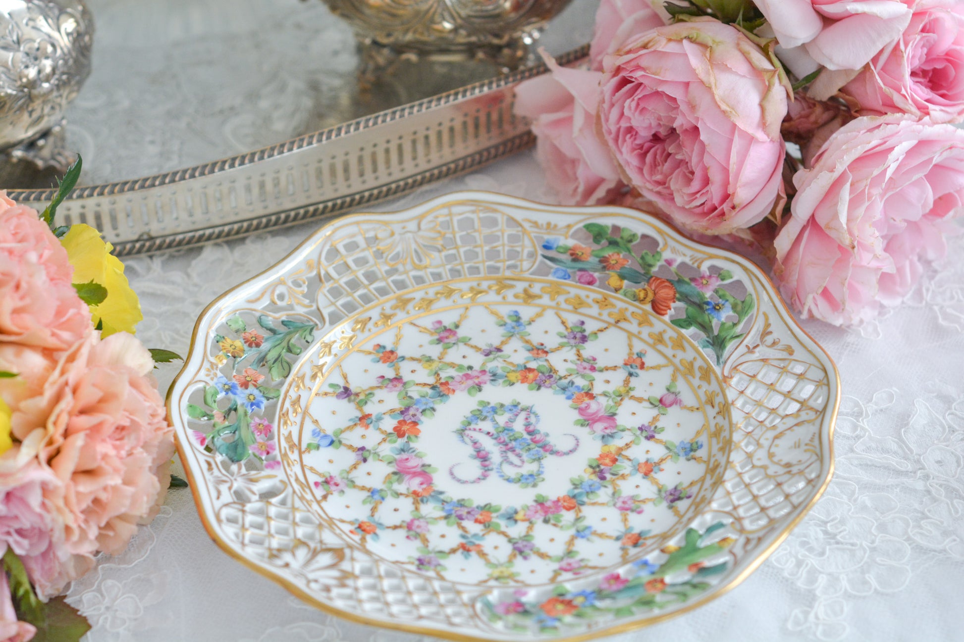 オーストリアの「国の母」とたたえられたハプスブルグ家の女帝「マリア・テレジア」。のちにフランス国王ルイ16世に嫁いだマリー・アントワネットの母でもあります。その名前にふさわしく、また、ウィーンの煌びやかな芸術や宮殿を思わせるような華やかで美しい世界観のプレートです。カール・ティーメの素晴らしいハンドペイントの絵付けをお楽しみください。