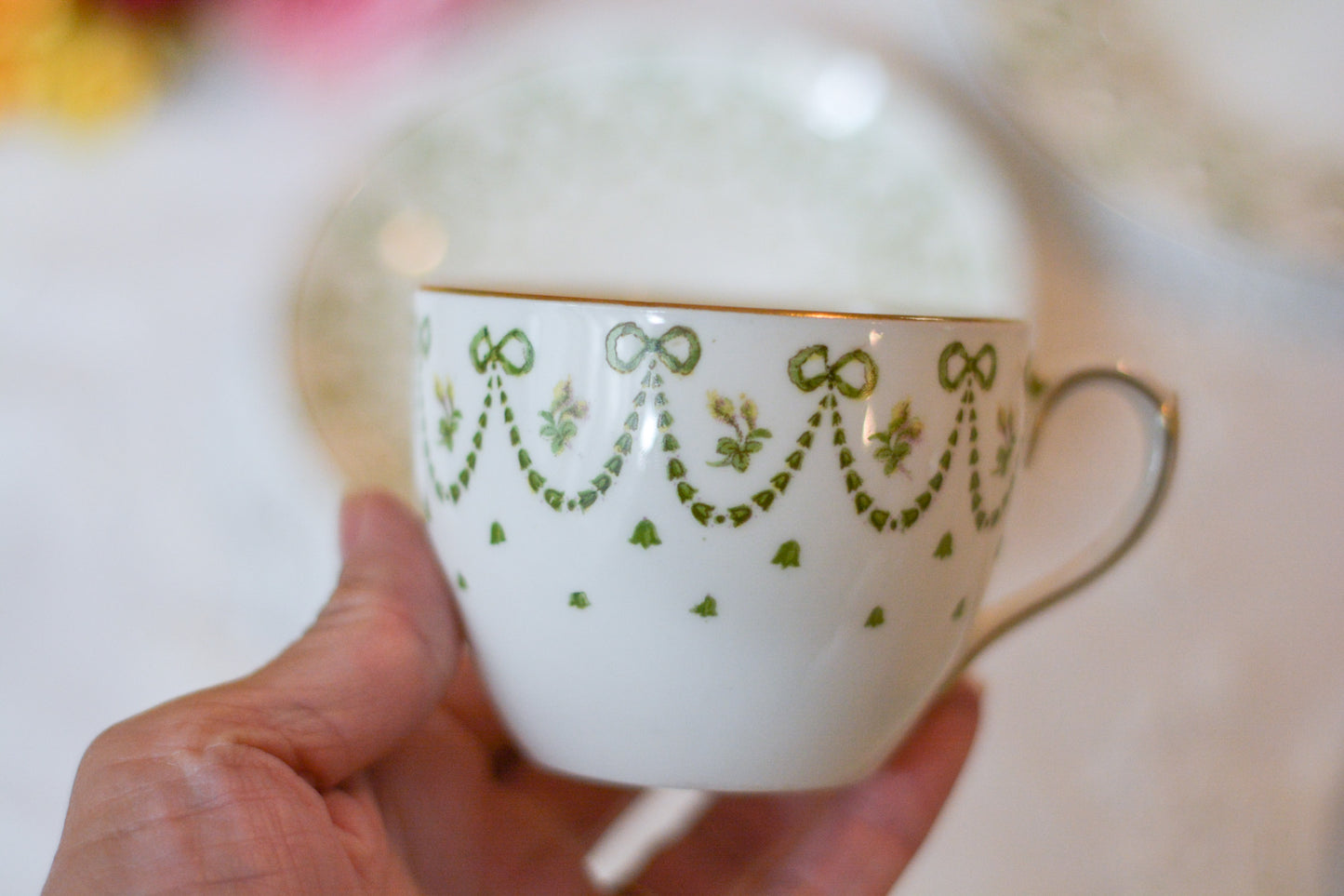 クレッセントのアンティークカップ4点セット。リボンのガーランドがとても可愛らしいお品です。Rose Antiquesはコールポートをはじめ英国アンティークをご紹介しています。