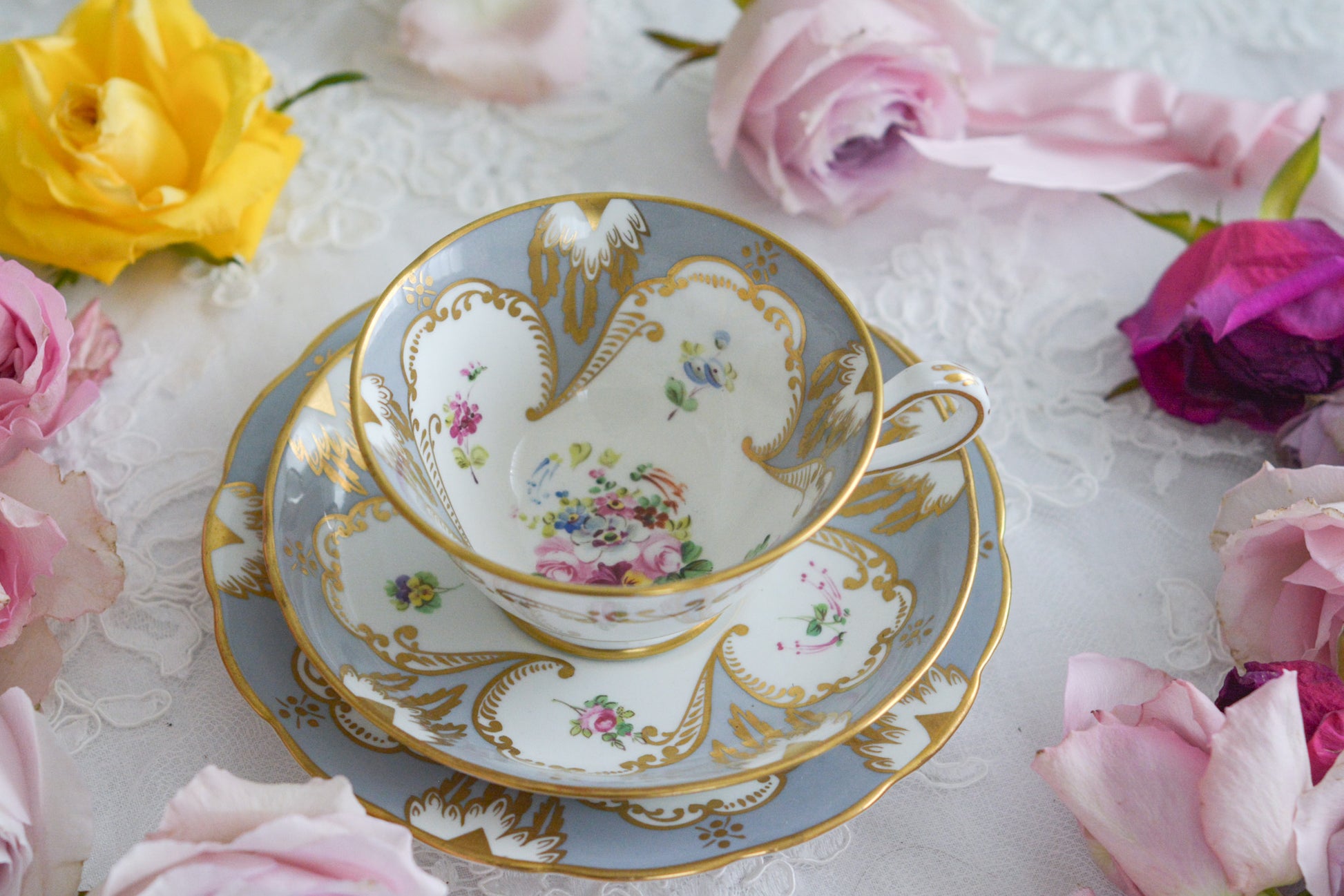 グレーカラーにハンドペイントで描かれた花々が美しいティートリオです。メーカーは不明ですが、以前ご紹介したハマースレイのアンティークトリオと雰囲気がよく似ています。金彩の模様もエレガントですね。残念ながらディーラーさんからの輸送時にカップにヒビが入ってしまいました。カップは観賞用となりますが、ソーサーとプレートはとても良い状態で、プレートのみお使いいただくこともできます。