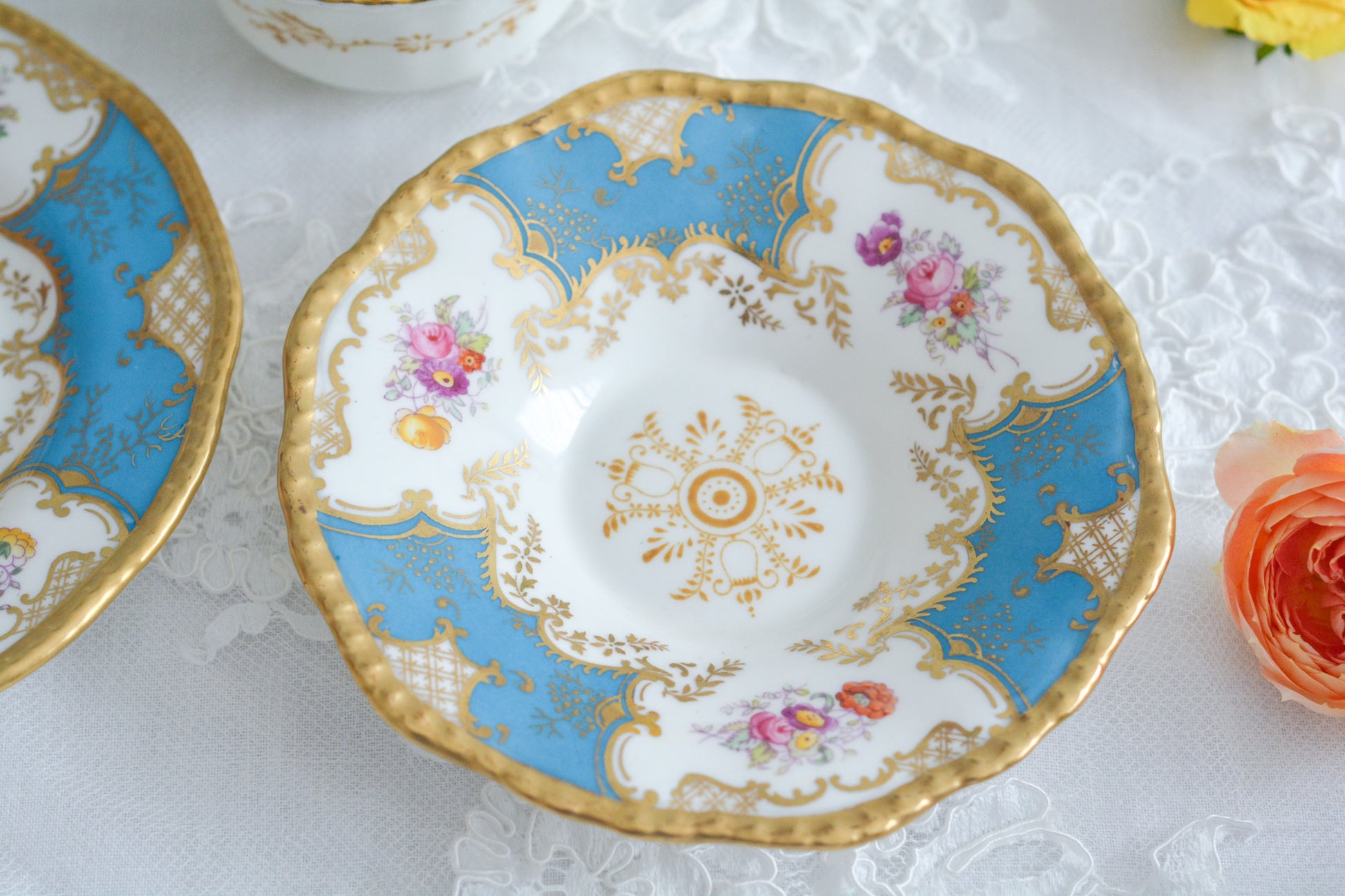 英国アンティーク、コールポートの代表作馬ットウィングシリーズの幻のカラーと言われるターコイズブルーのティートリオ。キラキラと宝石のように輝く美しいカップです。