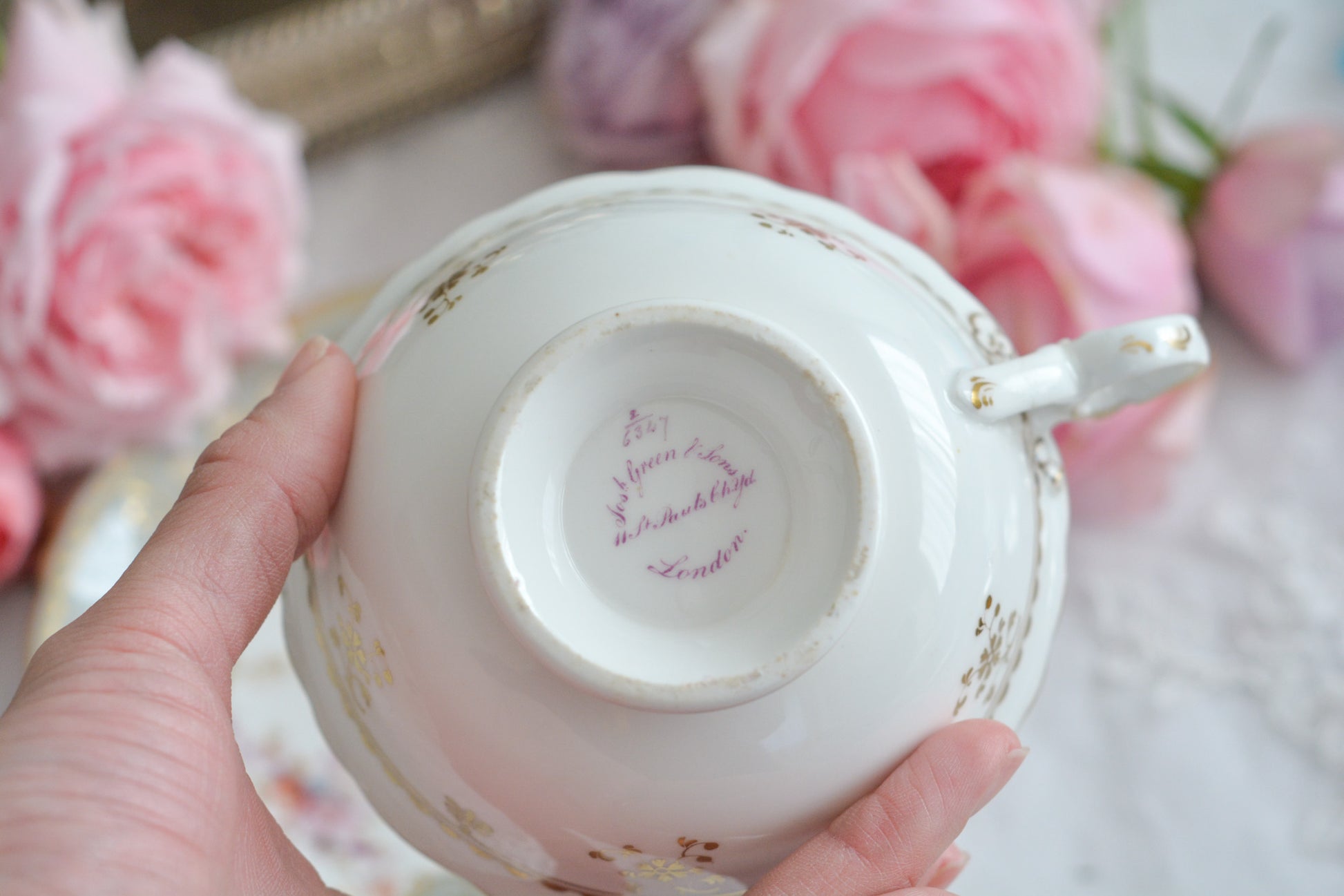 J.Green&Sonsという小売店の優雅なカップです。J.Green&Sonsは1934年から1842年に聖ポール大聖堂近くに店を構えていました。大きなお店だったようです。メーカーのバックスタンプはありません。小売店の希望でメーカーのバックスタンプを入れなかったと推察しています。優しい色合いに優美なシェイプ。ハンドルもとても可愛らしいです。ロココリバイバルのカップで優雅なティータイムをお過ごしください。
