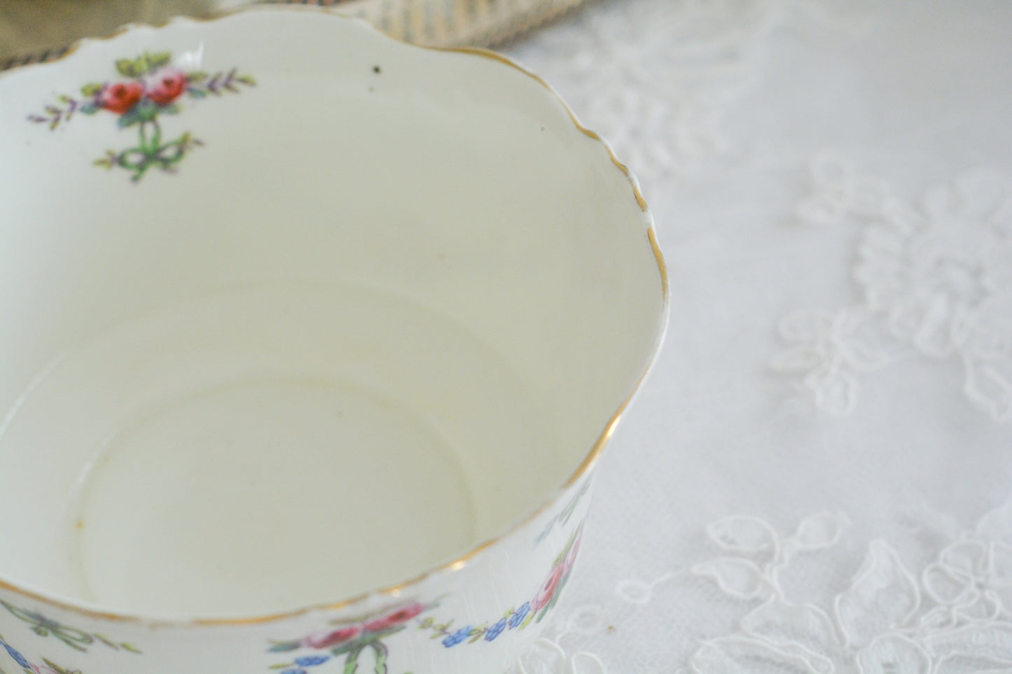 コリンウッドのリボンにバラのガーランドがとっても可愛らしいティートリオ、ミルクジャグ、スロップボウル、デザートプレートがやってきました!ハンドペイントで色つけされたバラやリボンを眺めているだけで気持ちが上向きになる可愛らしさです。ぜひ春のティータイムに。プルダウンから、単品ご選択頂けます