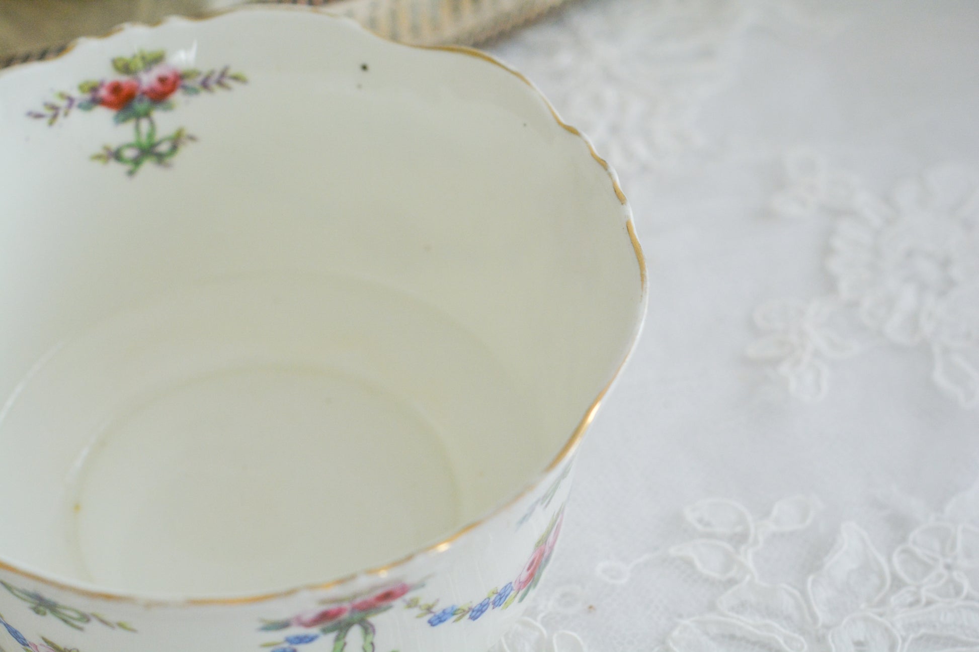 コリンウッドのリボンにバラのガーランドがとっても可愛らしいティートリオ、ミルクジャグ、スロップボウル、デザートプレートがやってきました!ハンドペイントで色つけされたバラやリボンを眺めているだけで気持ちが上向きになる可愛らしさです。ぜひ春のティータイムに。プルダウンから、単品ご選択頂けます