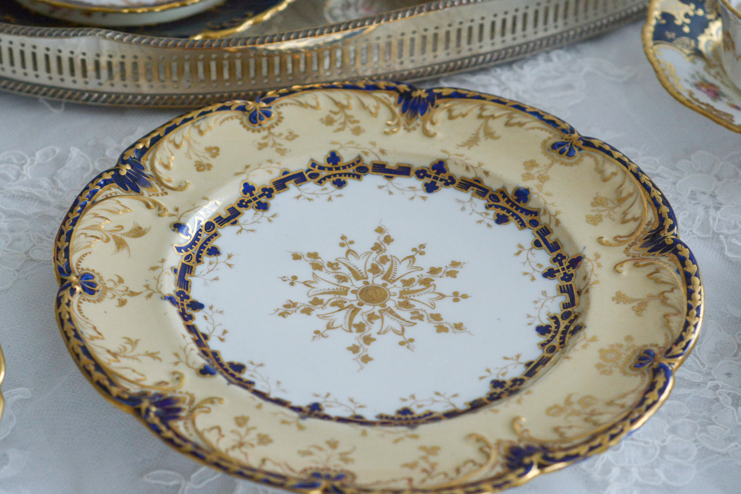 コバルトブルーに金彩の縁どりに豪華な模様。ロココリバイバルの優美なプレートです。バックスタンプには小売店のスタンプのみですが、以前ご紹介したアデレードシェイプにデザインがよく似ております、その為、コールポートの作品かなと推察しております。スイーツやフルートのせて当時ような華やかなティータイムをお楽しみください。