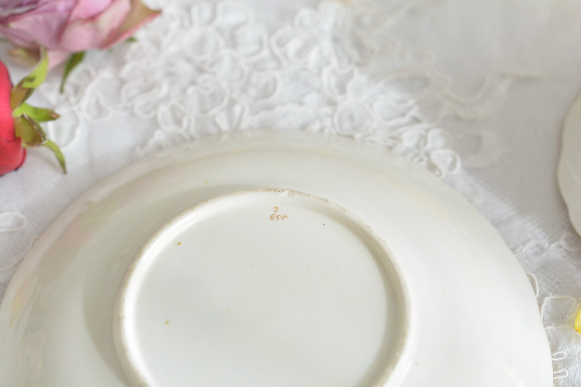 コバルトブルーに金彩の葉っぱ模様が大変美しい、コールポートアデレードシェイプのカップ&ソーサーです。優美なシェイプは大変美しく、重厚感がありながら繊細さも感じるお品です。カップに1ヶ所古いヒビが入っているためお値打ち価格になっています。ヒビはあるものの、ロココリバイバルの大変美しいカップです。