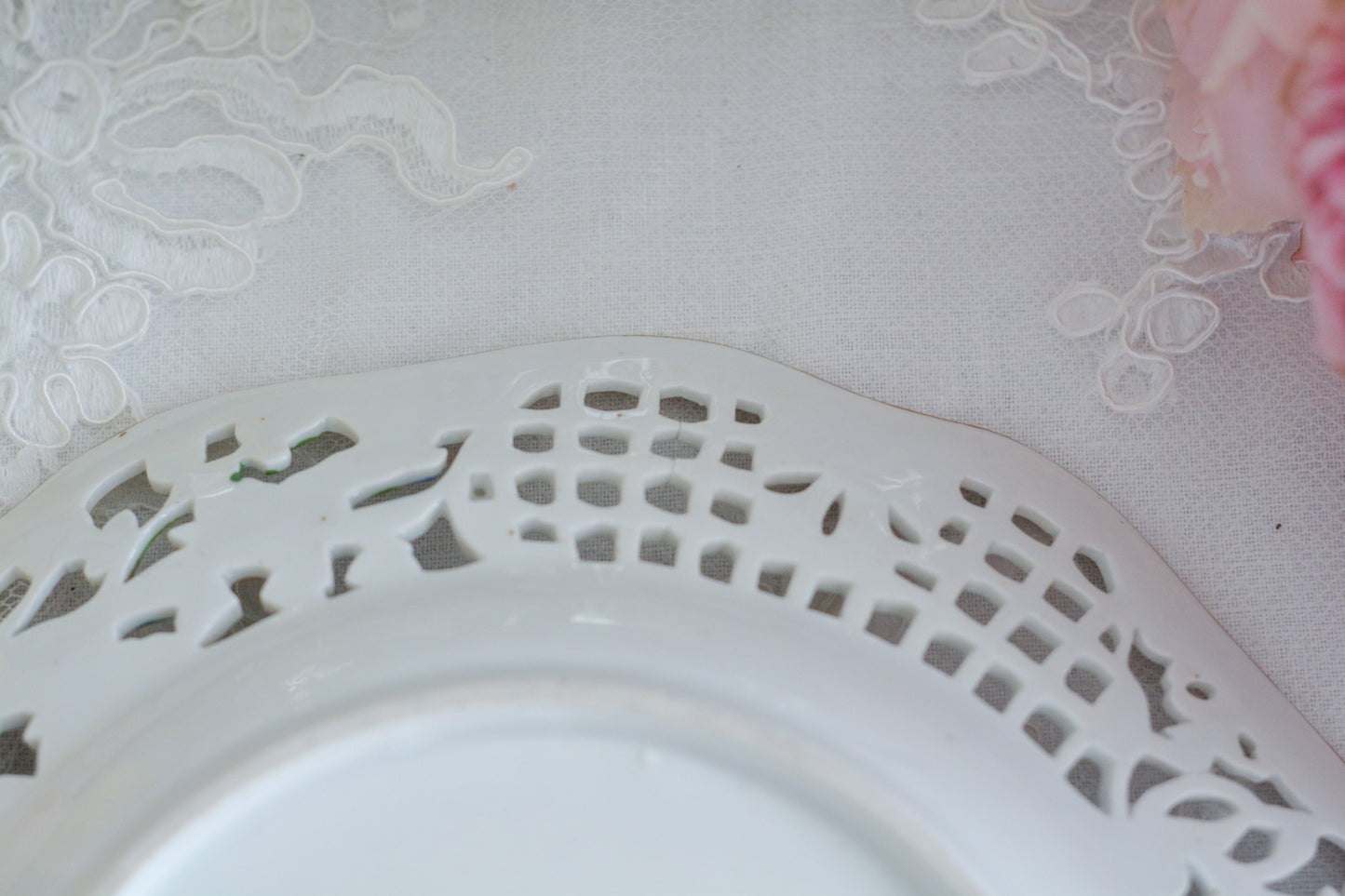 オーストリアの「国の母」とたたえられたハプスブルグ家の女帝「マリア・テレジア」。のちにフランス国王ルイ16世に嫁いだマリー・アントワネットの母でもあります。その名前にふさわしく、また、ウィーンの煌びやかな芸術や宮殿を思わせるような華やかで美しい世界観のプレートです。カール・ティーメの素晴らしいハンドペイントの絵付けをお楽しみください。