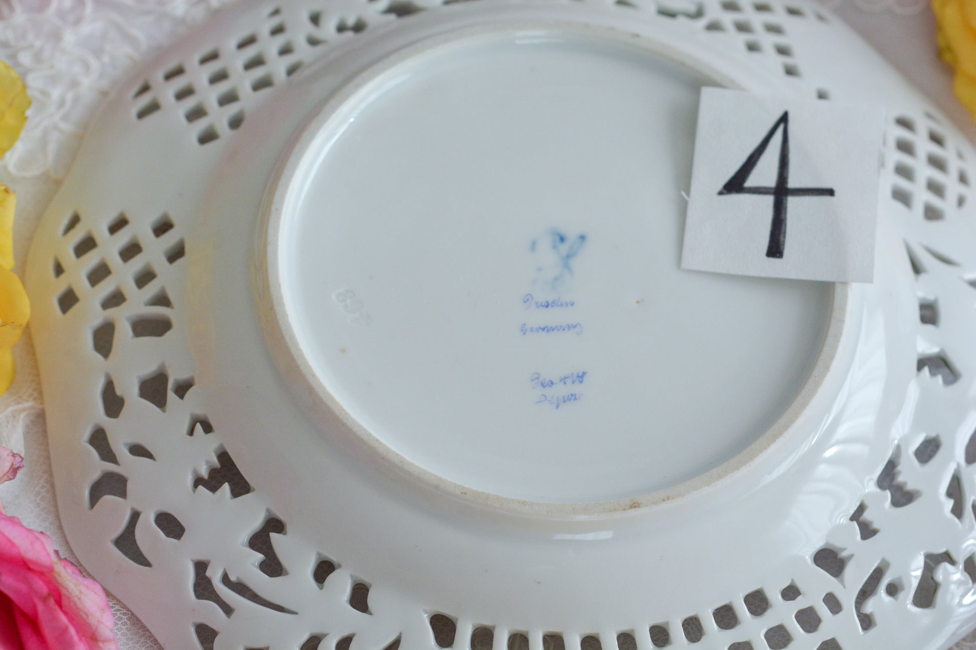 オーストリアの「国の母」とたたえられたハプスブルグ家の女帝「マリア・テレジア」。のちにフランス国王ルイ16世に嫁いだマリー・アントワネットの母でもあります。その名前にふさわしく、また、ウィーンの煌びやかな芸術や宮殿を思わせるような華やかで美しい世界観のプレートです。カール・ティーメの素晴らしいハンドペイントの絵付けをお楽しみください。