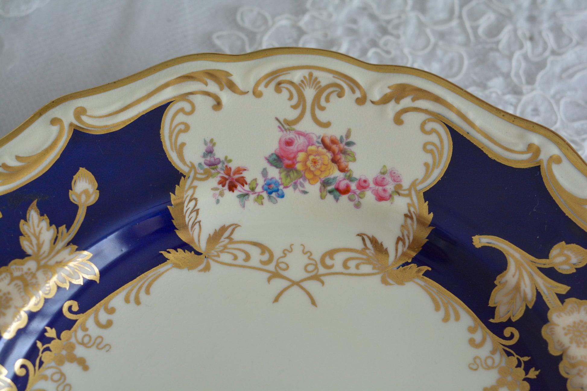 コープランドの美しいプレートがやってきました!コバルトブルーとベージュカラーにハンドペイントで美しい花々が描かれています。プレートの深さがあるタイプでサービングプレートとしてもお使いいただきやすいかと思います。貫入は見られますが、金彩のスレはほとんどないプレート達です。蚤の市の特別セットです!貫入のない素晴らしい状態の同じプレートは新着コーナーに掲載中です。