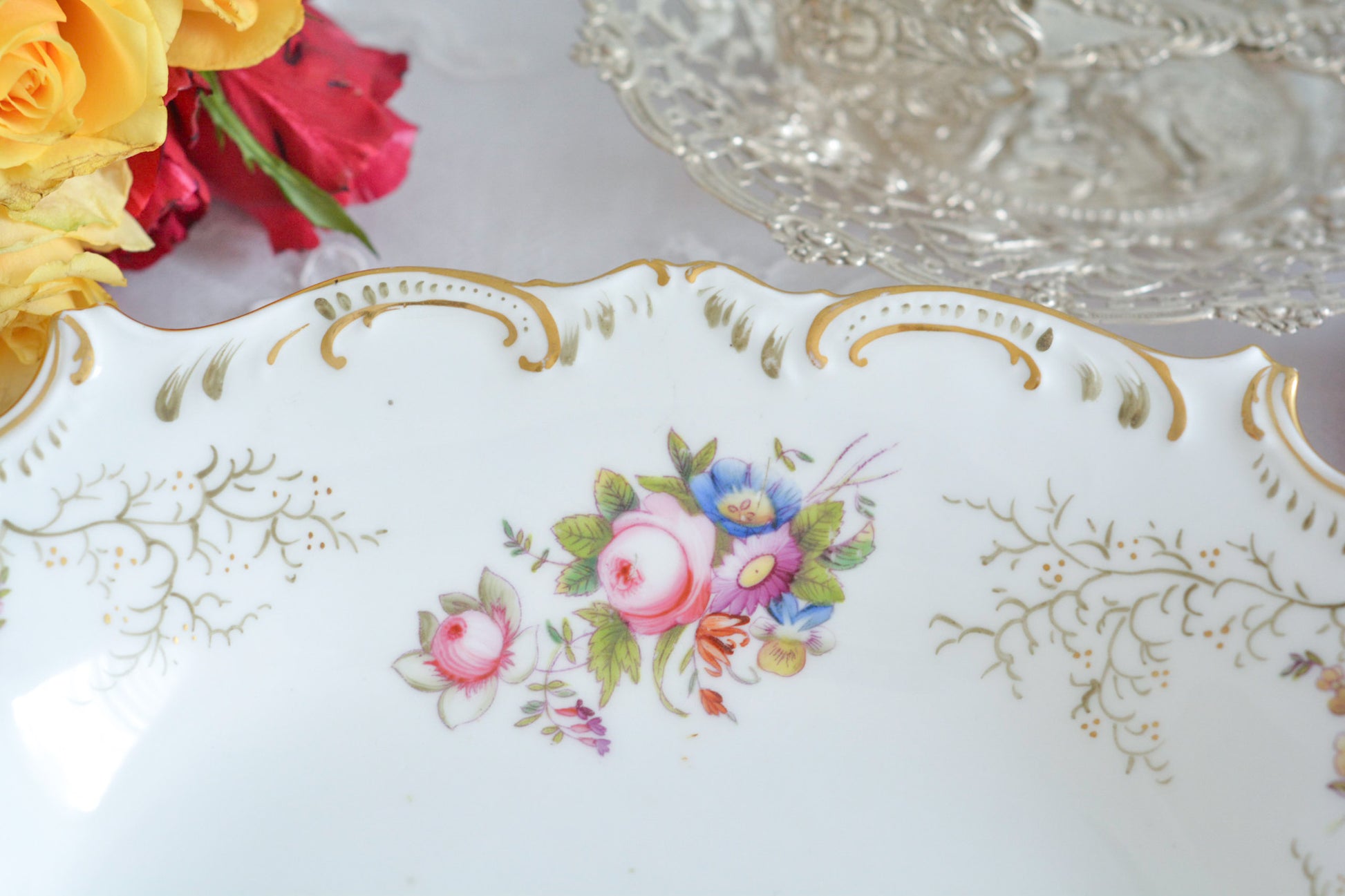 コールポートの花々と宿木?の描かれたサービングプレートです。私は宿木シリーズと呼んでおります。ハンドペイントで生き生きと描かれたお花と、繊細で丁寧に描かれた金彩の宿木がコールポートらしく上品です。華やかでクリスマスにもぴったりな雰囲気ですね。