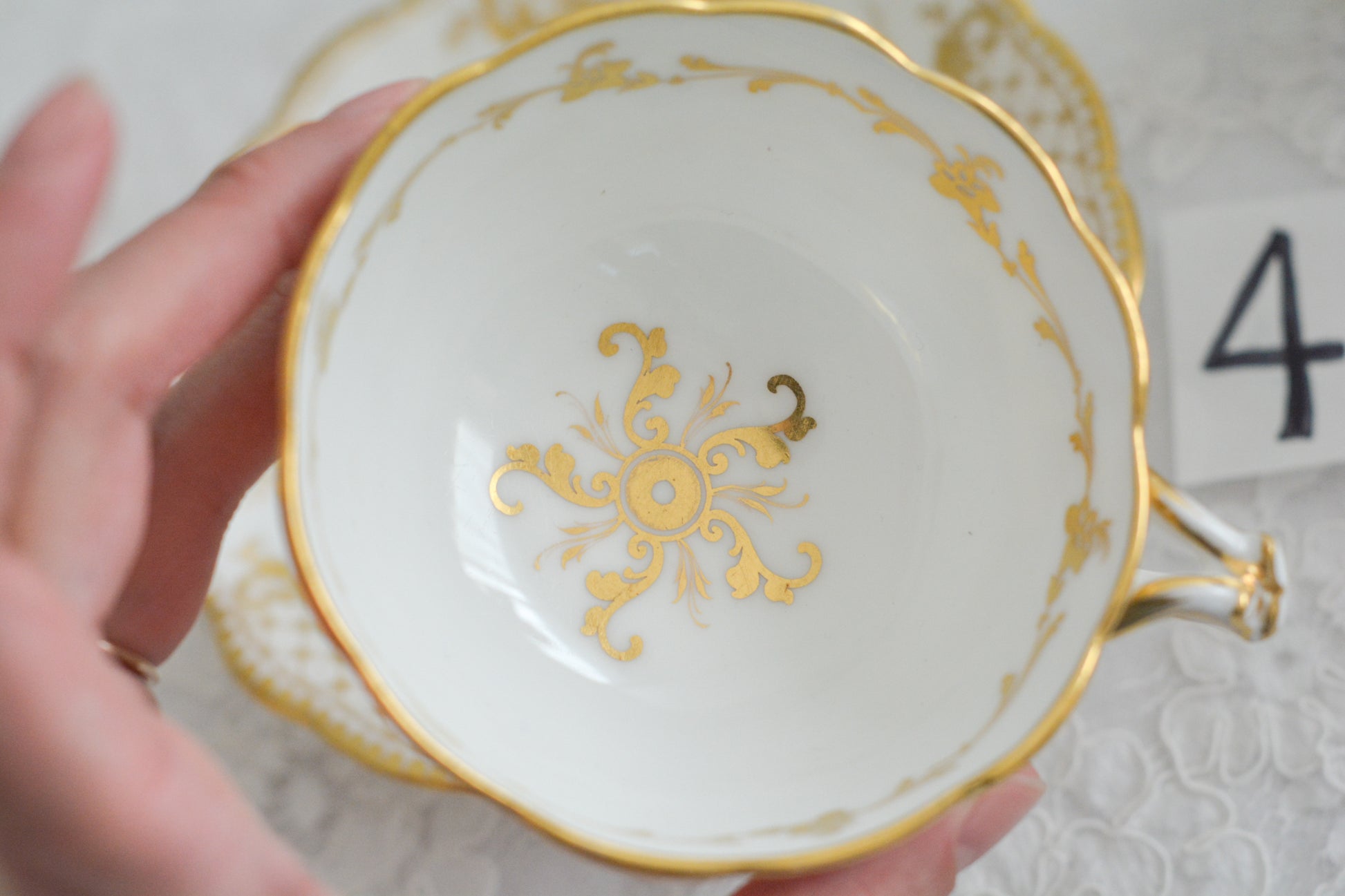 リッジウェイのFoliage Shapeのトゥルートリオ。ハンドル部分には葉っぱの模様がついていてとても可愛らしいシェイプです。白磁に金彩の模様がとても豪華でリッジウェイらしい作品です。トゥルートリオは、ティーカップ、コーヒーカップ、ソーサーのセットでヴィクトリア時代の初期頃まではトリオといえばこちらが主流でした。今ではとても貴重になっています。紅茶もコーヒーも楽しめるのがいいですね。