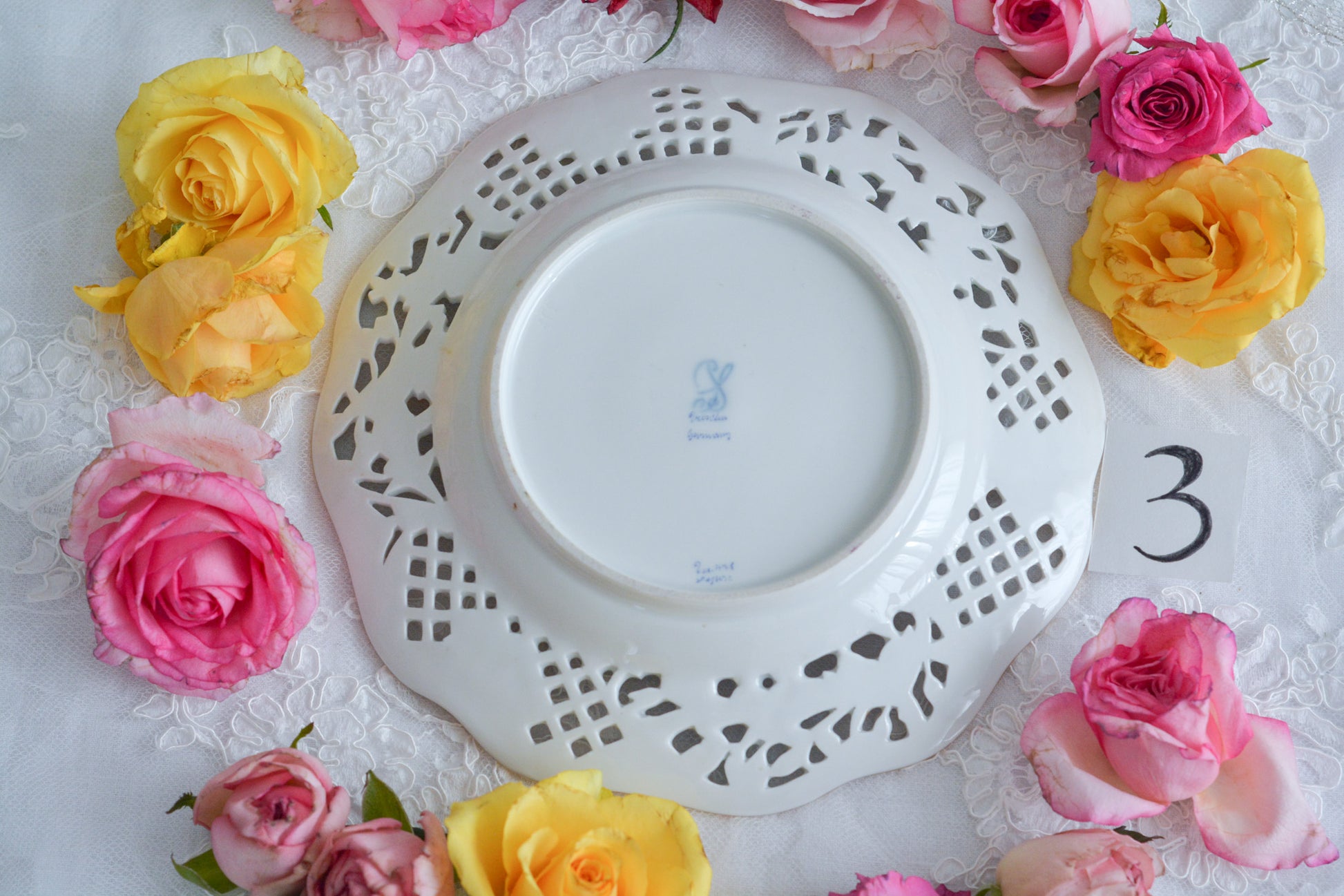 オーストリアの「国の母」とたたえられたハプスブルグ家の女帝「マリア・テレジア」。のちにフランス国王ルイ16世に嫁いだマリー・アントワネットの母でもあります。その名前にふさわしく、また、ウィーンの煌びやかな芸術や宮殿を思わせるような華やかで美しい世界観のプレートです。カール・ティーメの素晴らしいハンドペイントの絵付けをお楽しみください。