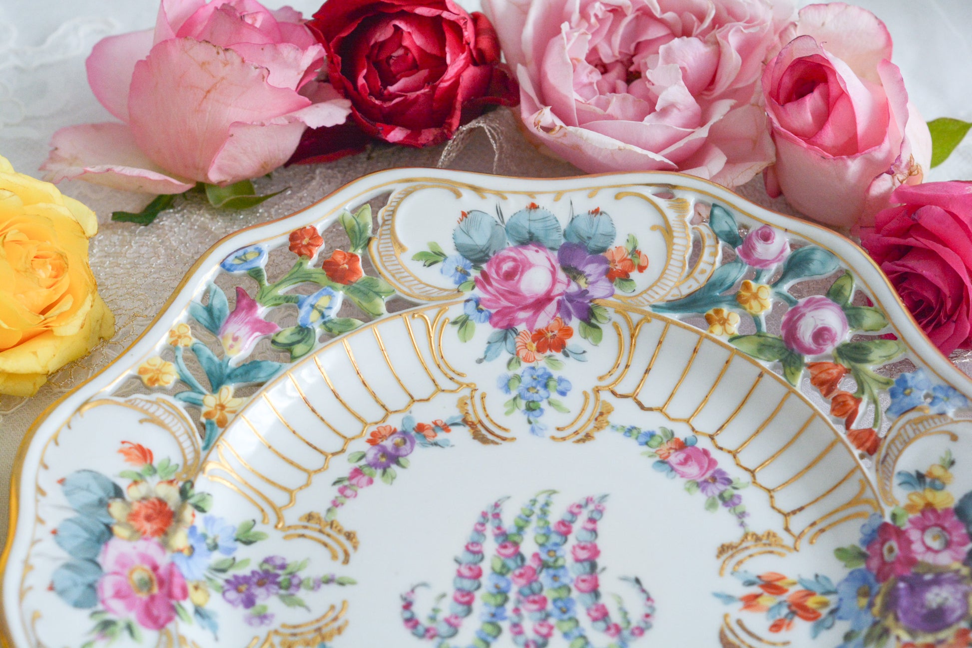 花文字でマリーアントワネットの頭文字MとAが描かれた美しいプレートです。透かし模様のお花や金彩もハンドペイントで丁寧に描かれています。豪華な雰囲気がマリーアントワネットの世界観にぴったりなお品です。バックスタンプはカールティーメのものではなく、お調べがつきませんでした。フランスセーブル窯のバックスタンプにも似ています。ただ、とても丁寧に作られていて、この企画展にふさわしい大変美しいお品です。