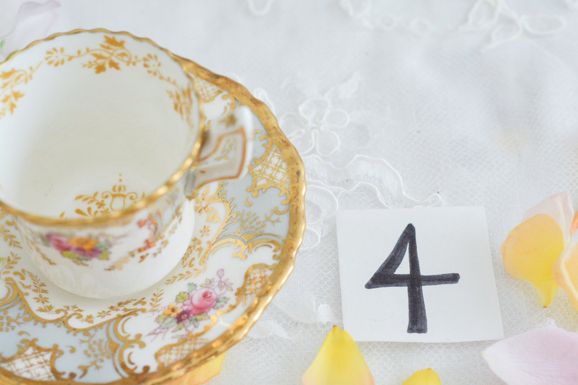 コールポートの人気シリーズ「バットウィング」。バットウィングは、たくさんのカラーバリエーションがあります。グレーカラーはレアカラーで、優しく明るい雰囲気。金彩もとても豪華でテーブルにあるだけでキラキラと輝いて見えます。デミタスカップの小さな世界に豪華で美しい模様がぎゅっと詰まった大変素晴らしいお品です。バットウィングシリーズも状態の良いお品は入手困難になってきました。貴重なグレーのバットウィングの輝きをどうぞお楽しみください。