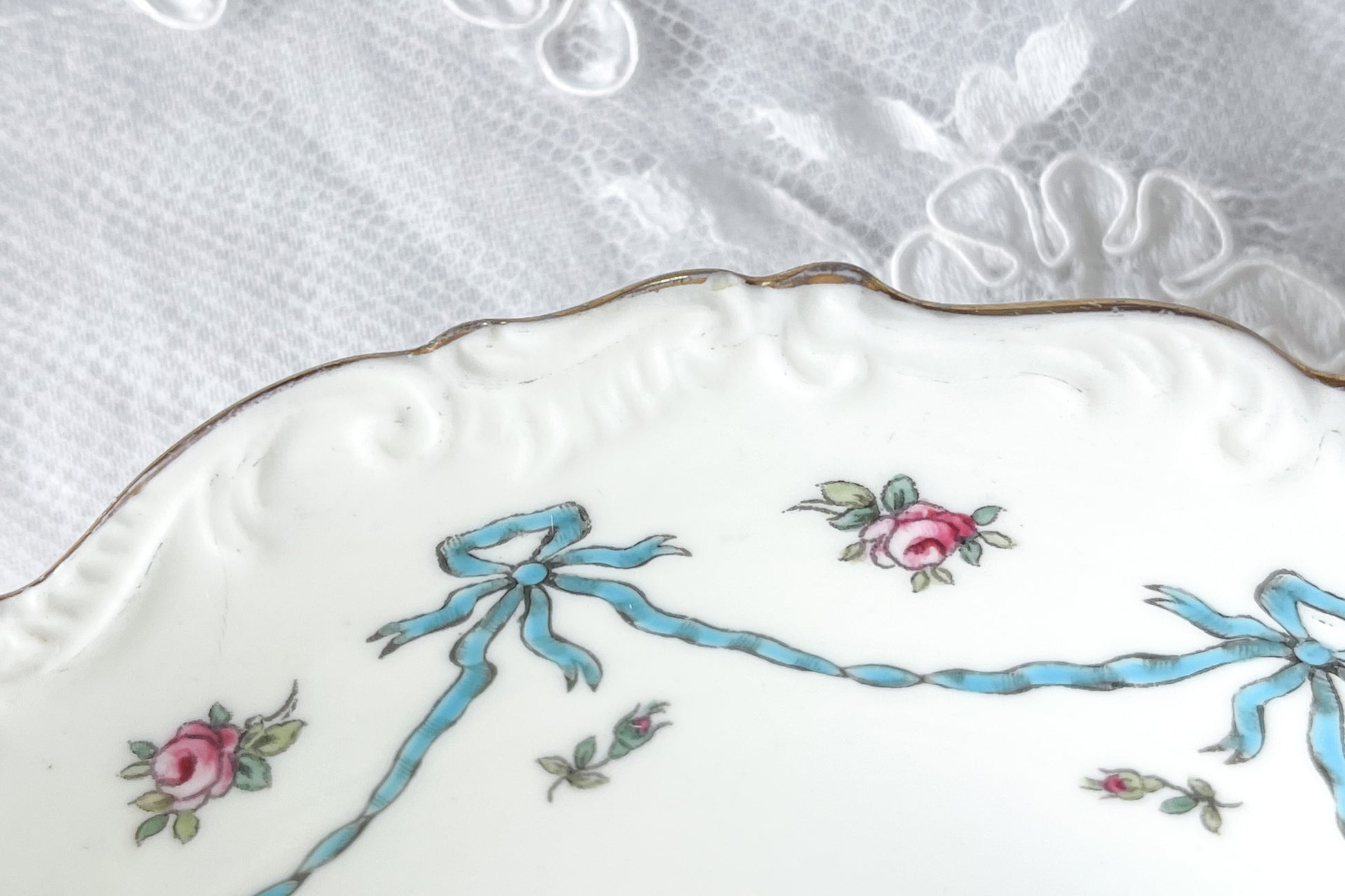 コールポートのリボンと薔薇の模様が可愛らしいボウルの4点セット。ハンドペイントで色つけされ、可愛らしく使いやすいボウルです。