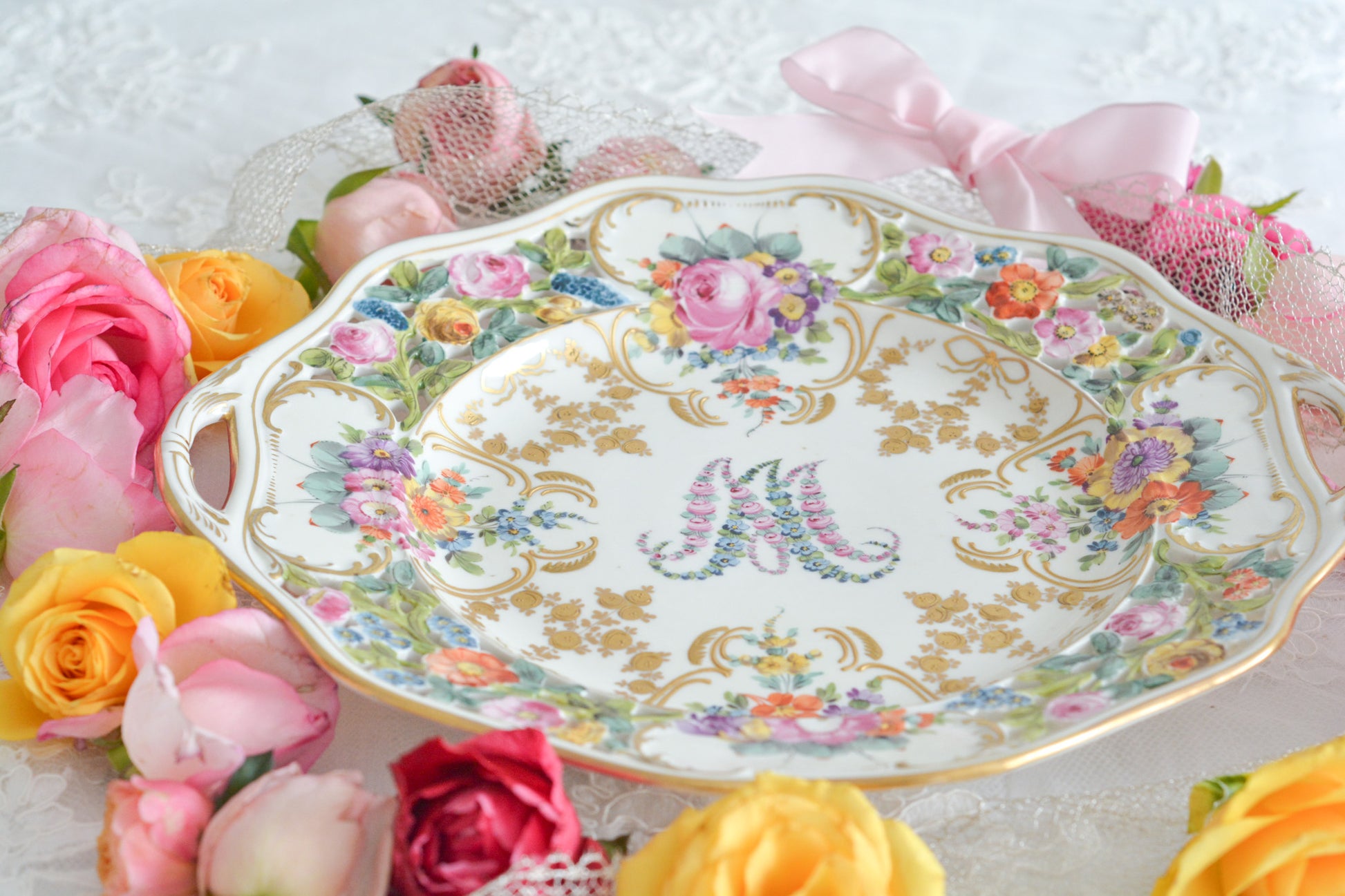 花文字でマリーアントワネットのMとAが描かれた、カール・ティーメ工房の美しいプレートです。全てハンドペイントで絵付けされていて、見れば見るほど引き込まれるお品で、テーブルコーディネートの主役になるプレートです。金彩部分も本当に美しく、リボンもとても可愛らしいですね。