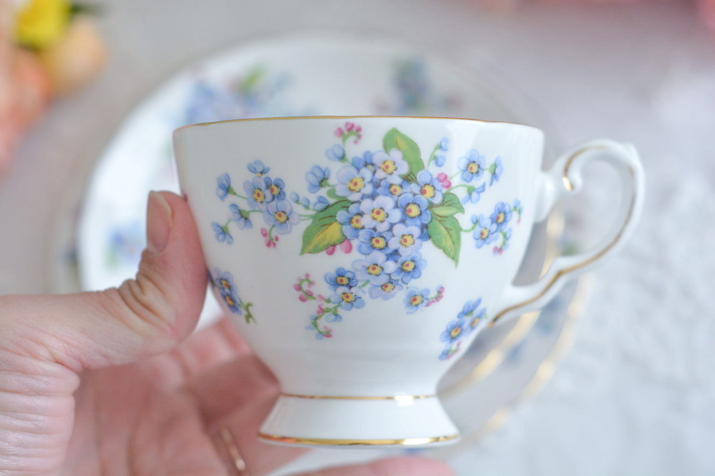 タスカンの勿忘草が大変可愛らしいティートリオです。勿忘草がモチーフのヴィンテージ食器は色々なメーカーで作られています。このタスカンのトリオの勿忘草はとても優しい雰囲気。勿忘草の花言葉は「私を忘れないで」、「誠の愛」、「真実の友情」。春を知らせる花とも言われていて、今の季節にぴったりなティートリオです。