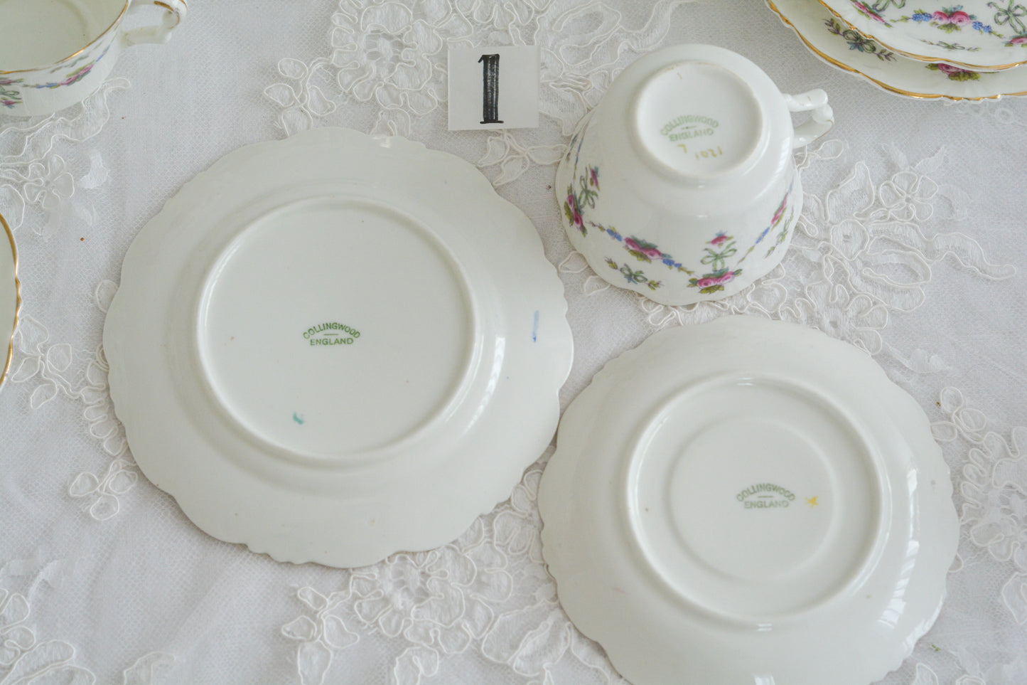 コリンウッドのリボンにバラのガーランドが素敵なティーセット(プルダウンより単品ご選択可能)