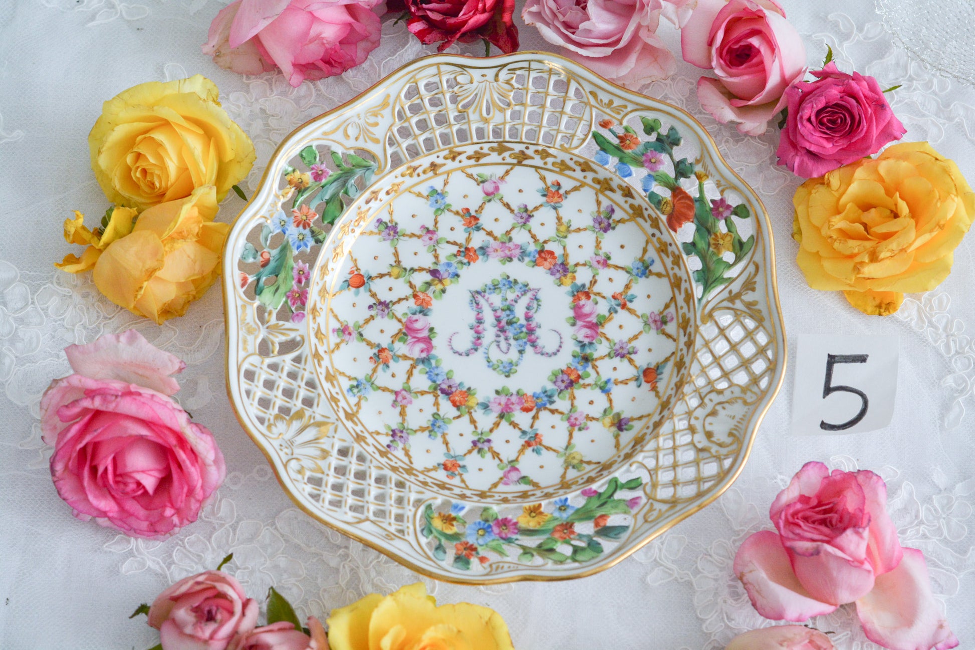 オーストリアの「国の母」とたたえられたハプスブルグ家の女帝「マリア・テレジア」。のちにフランス国王ルイ16世に嫁いだマリー・アントワネットの母でもあります。その名前にふさわしく、また、ウィーンの煌びやかな芸術や宮殿を思わせるような華やかで美しい世界観のプレートです。カール・ティーメの素晴らしいハンドペイントの絵付けをお楽しみください。