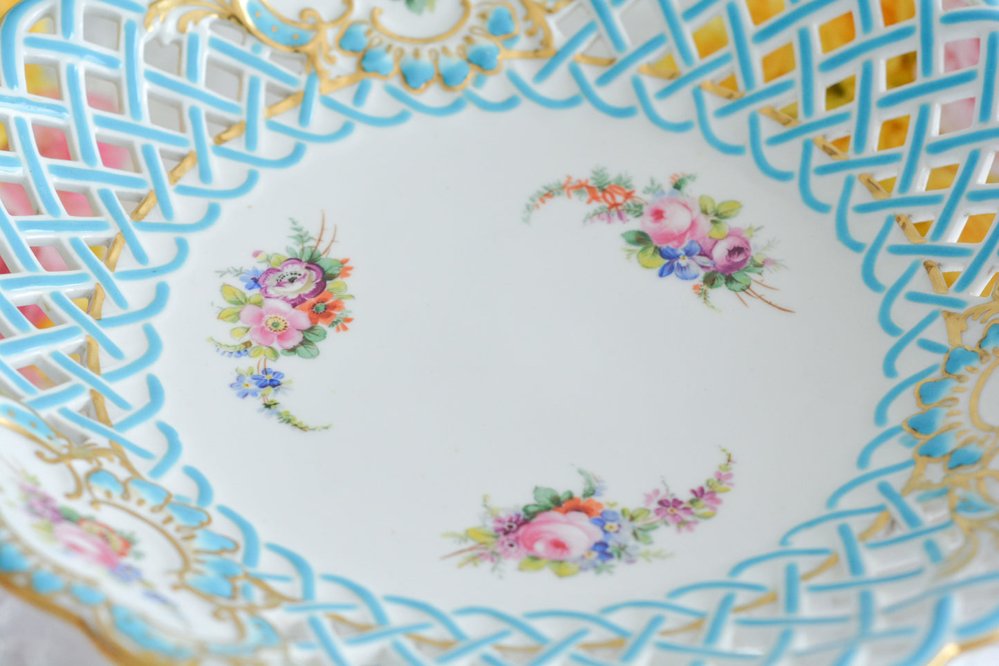 ミントンの人気の8800番。たいへん手に入りにくいお品ですが、その中でもたいへん貴重なコンポートです。ミントンブルーの格子模様に手描きの花々がキラキラと宝石のように輝きます。言葉では言い表せない美しさがこのコンポートにはあります。後世に継いでいきたい宝物です。
