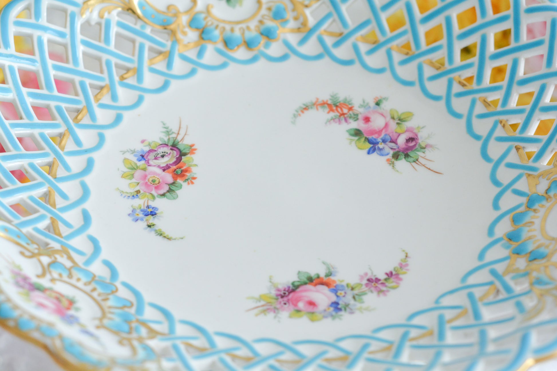 ミントンの人気の8800番。たいへん手に入りにくいお品ですが、その中でもたいへん貴重なコンポートです。ミントンブルーの格子模様に手描きの花々がキラキラと宝石のように輝きます。言葉では言い表せない美しさがこのコンポートにはあります。後世に継いでいきたい宝物です。