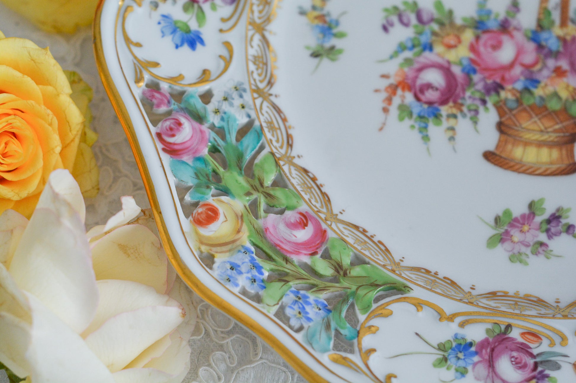 ブルーのリボンにお花いっぱいのバスケットが丁寧に描かれて、透かし模様の花々も大変美しいプレート。カール・ティーメのハンドペイント技術の素晴らしさが良くわかります。華やかで可憐なプレートでティータイムをお楽しみいただけましたらとても嬉しく思います。キャビネットに飾っておいてもお部屋が華やぎます。