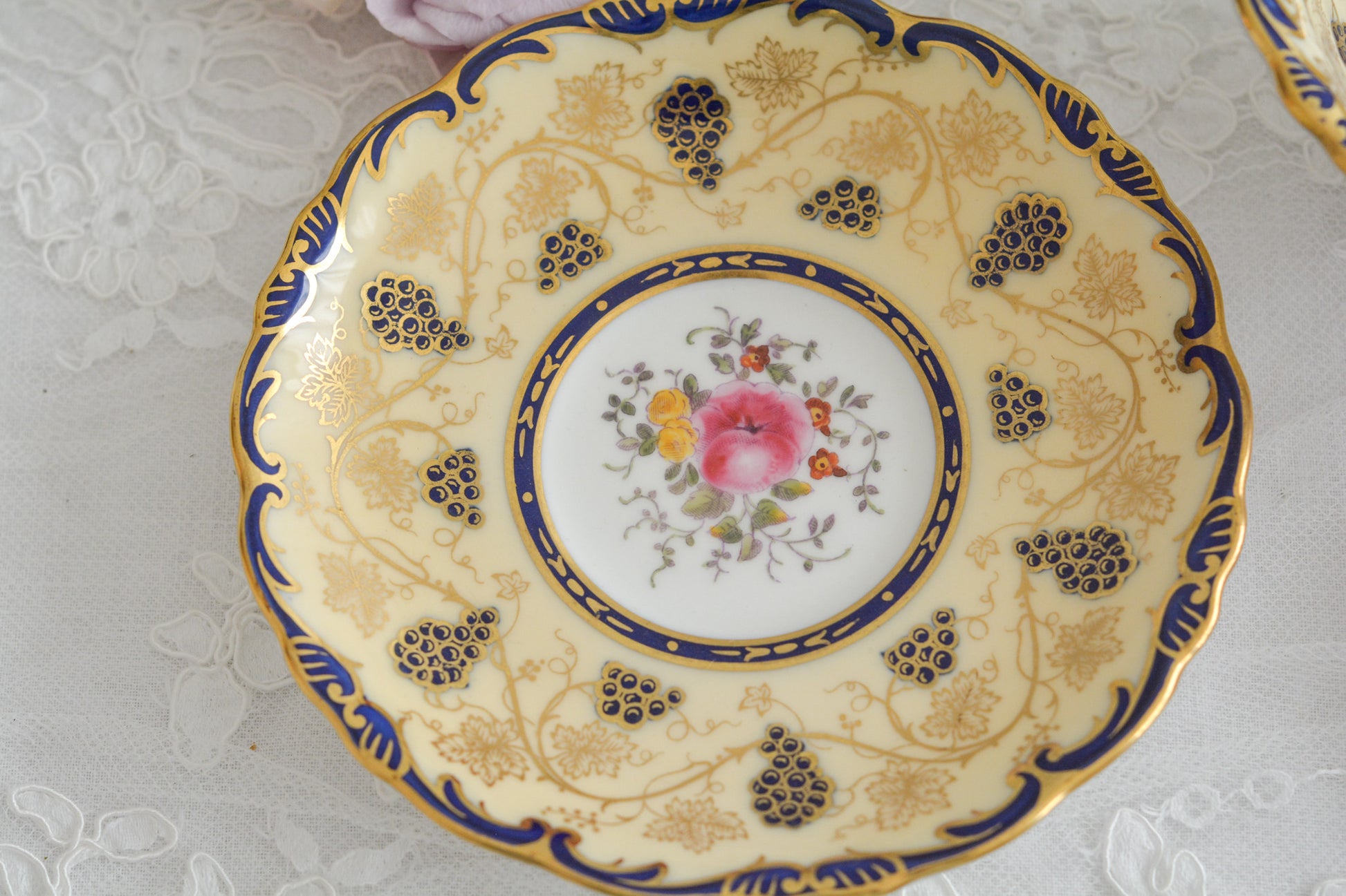 コールポートの1800年代の作品のリバイバルシリーズのオールドコールポートシリーズ。色々なお品がリバイバルされています。こちらはアデレードシェイプのリバイバル。ハンドルはアデレードシェイプハンドルではなくリングハンドルで、素磁も厚めに作られています。ロココリバイバルスタイルの優雅なデザインが美しいです。葡萄やフルーツ、お花の模様が大変豪華で美しいお品です。